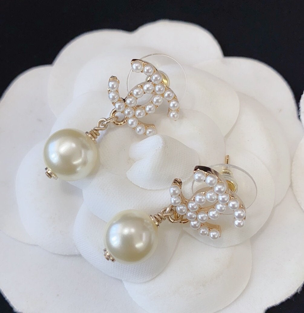 CHANEL Fashion Pearl Pendant Earrings