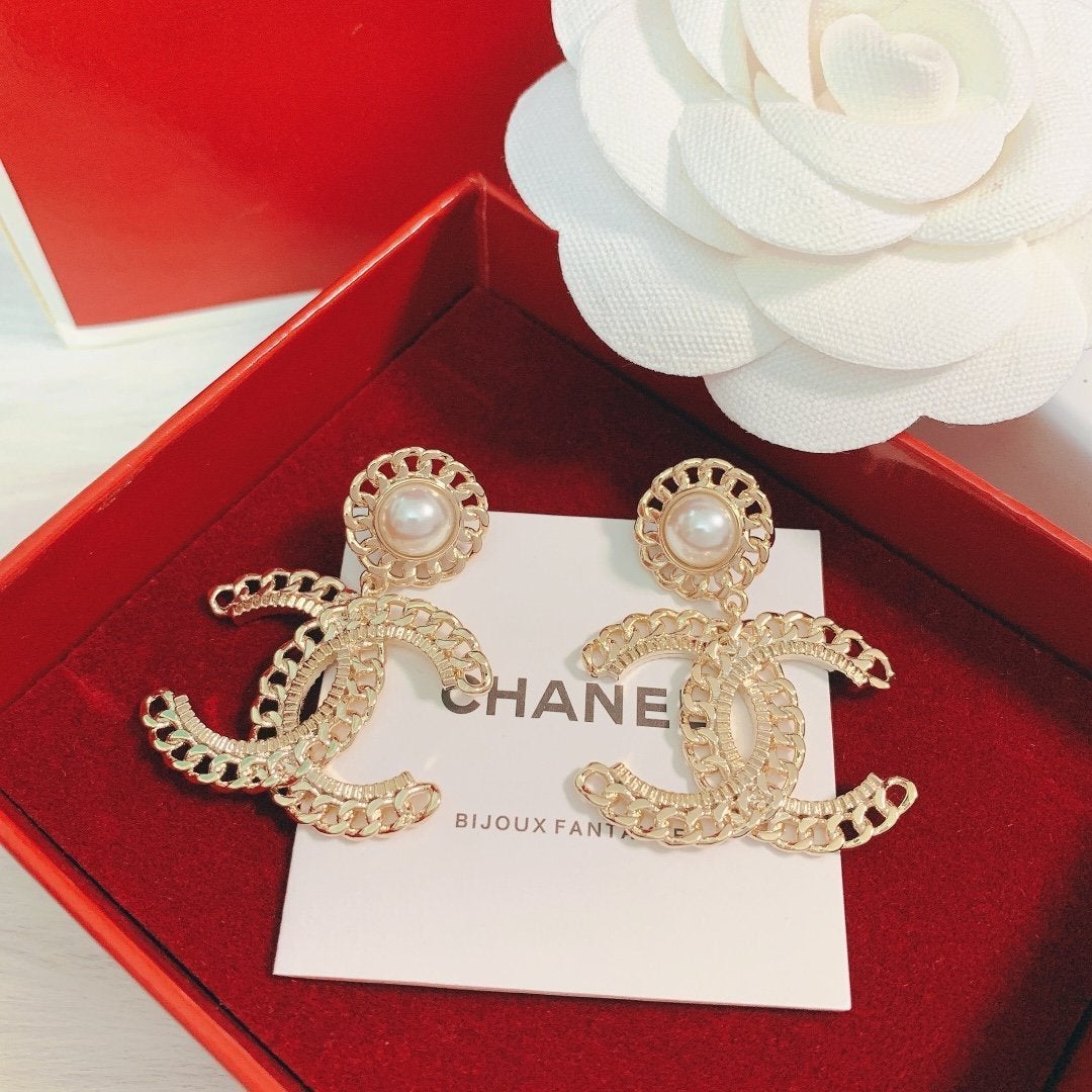 CHANEL Hollow Diamond Pearl Earrings