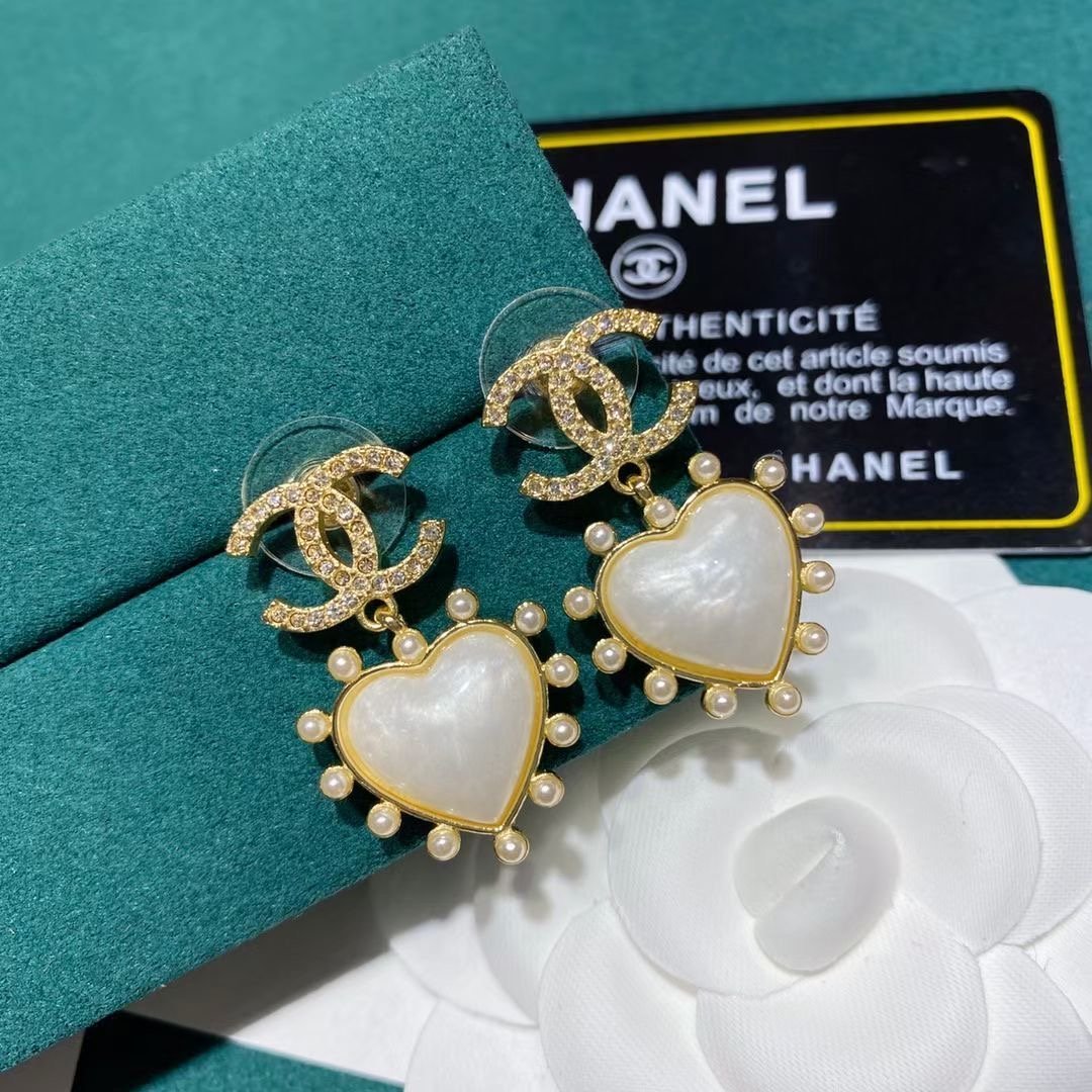 CHANEL Luxury love heart inlaid pearl earrings