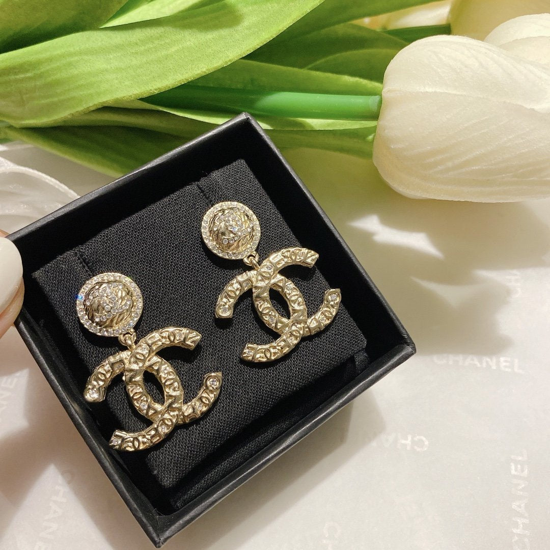 CHANEL Fashion Rhinestone Letter Engraved Double C Pendant Earrings