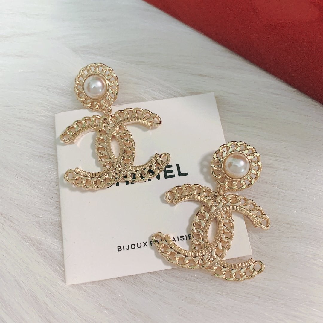 CHANEL Hollow Diamond Pearl Earrings