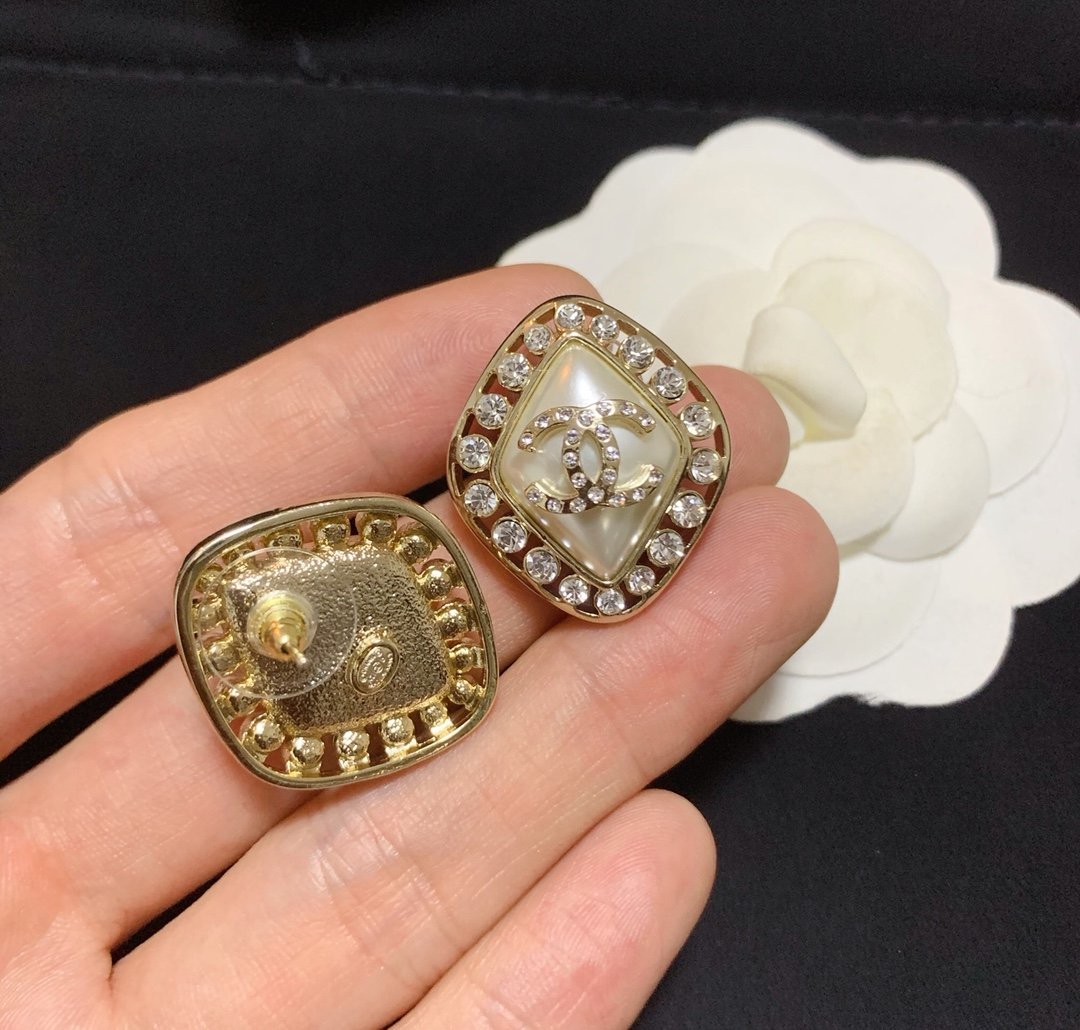 CHANEL Fashion Double C Diamond Pearl Earrings
