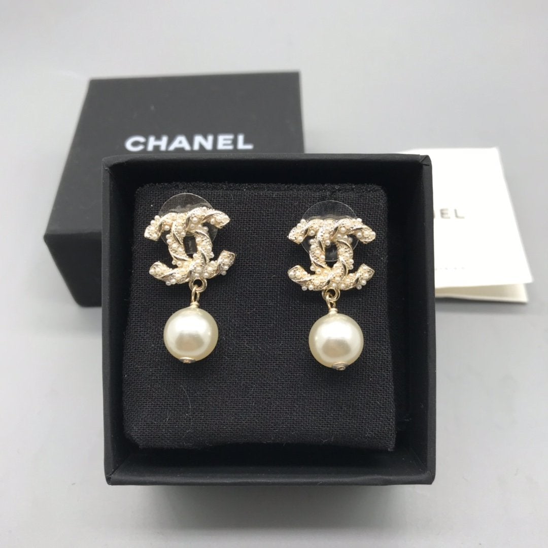 CHANEL Fashion luxury pearl pendant earrings