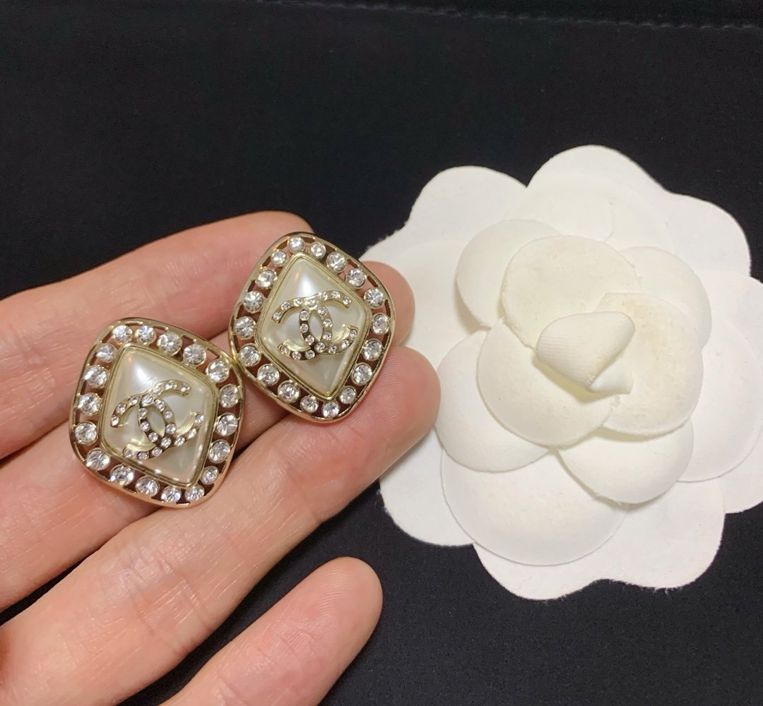 CHANEL Fashion Double C Diamond Pearl Earrings