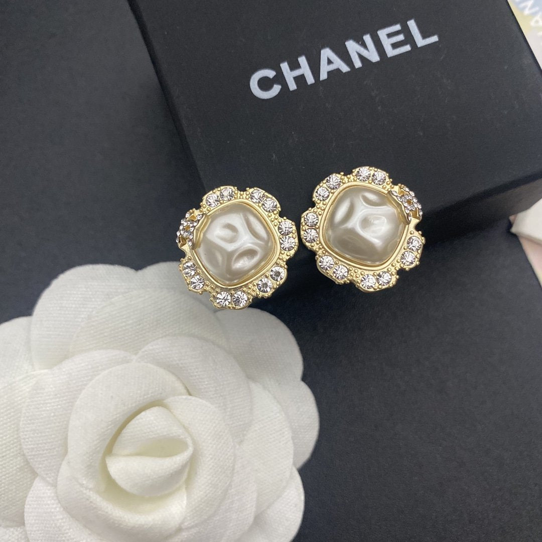 CHANEL Fashion irregular pearl rhinestone earrings