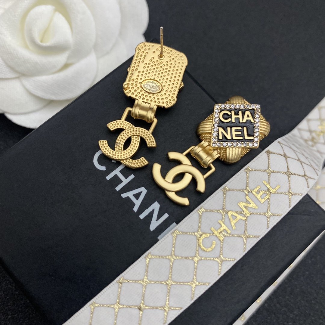 CHANEL Luxury Letter Rhinestone Double C Pendant Earrings