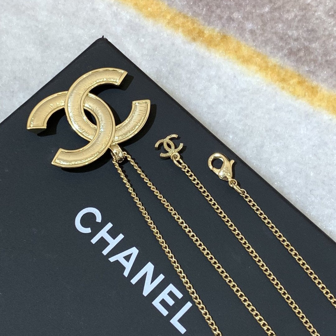 CHANEL Exquisite Pearl Crystal Necklace