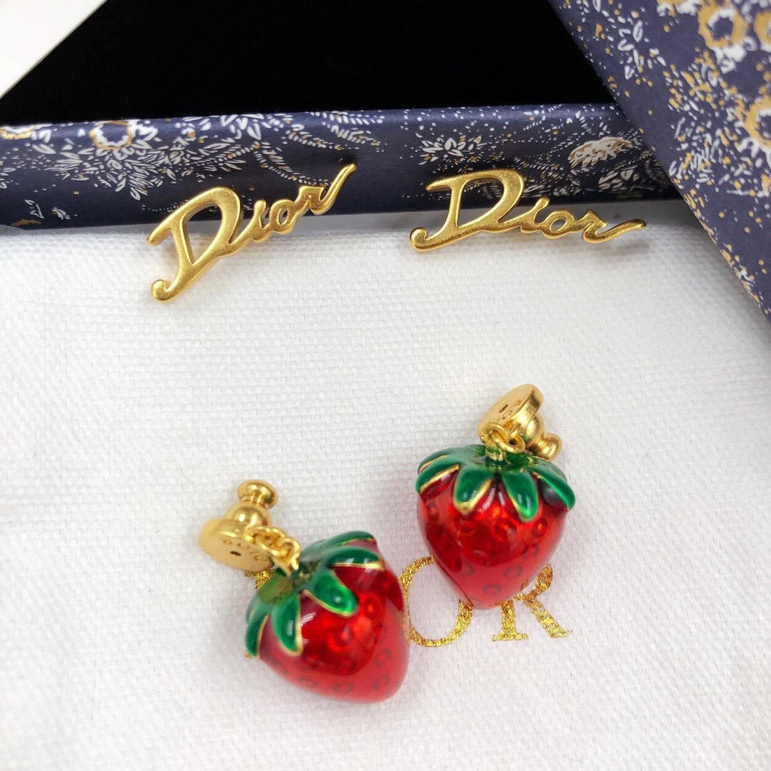 DIOR English strawberry pendant earrings