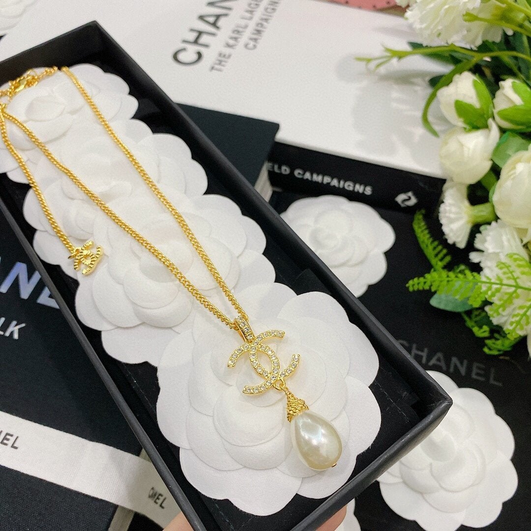 CHANEL Luxury Pearl Pendant Necklace