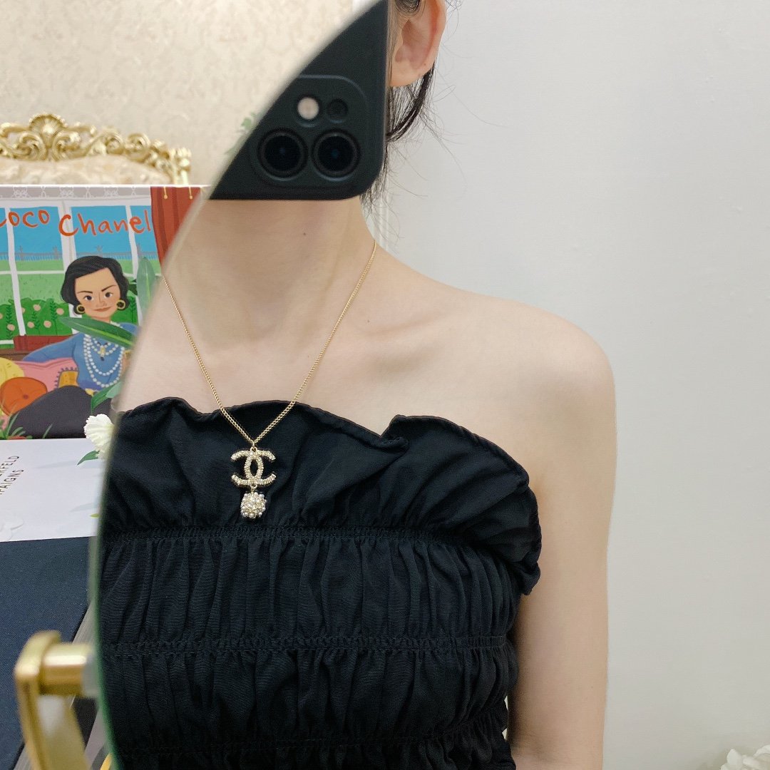 CHANEL Luxury Pearl Rhinestone Pendant Necklace