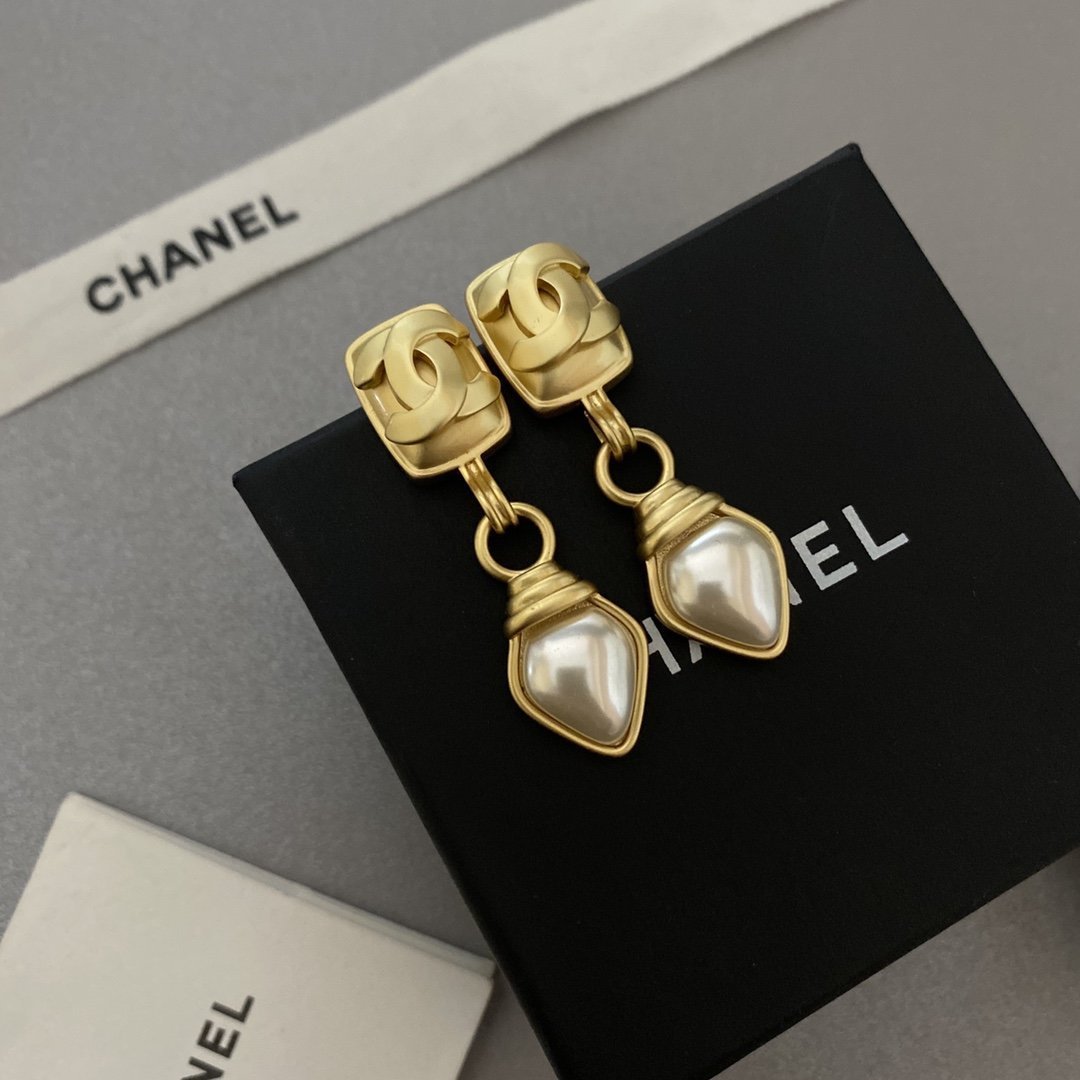 CHANEL Fashionable Simple Long Pendant Earrings