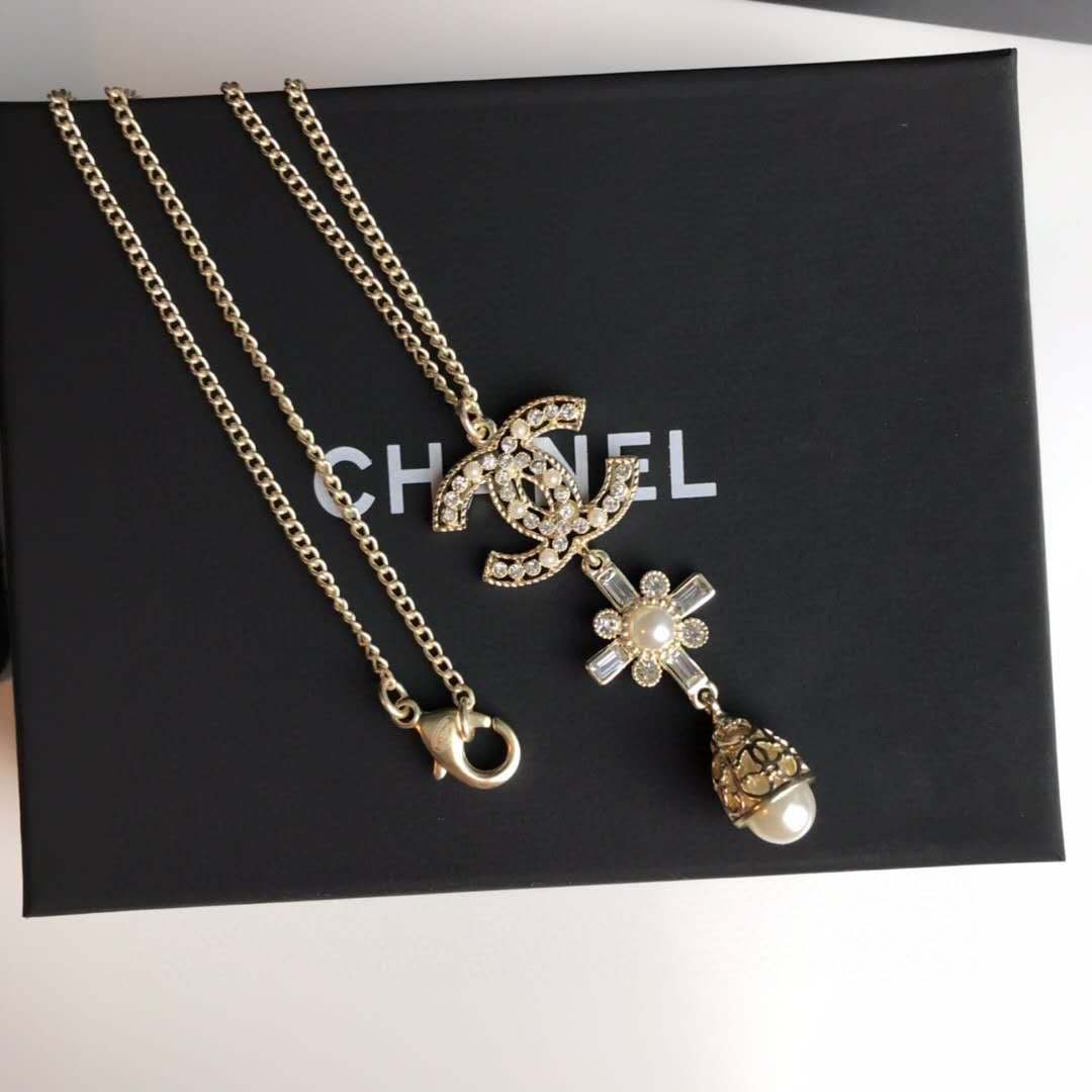 CHANEL Elegant Pearl Necklace
