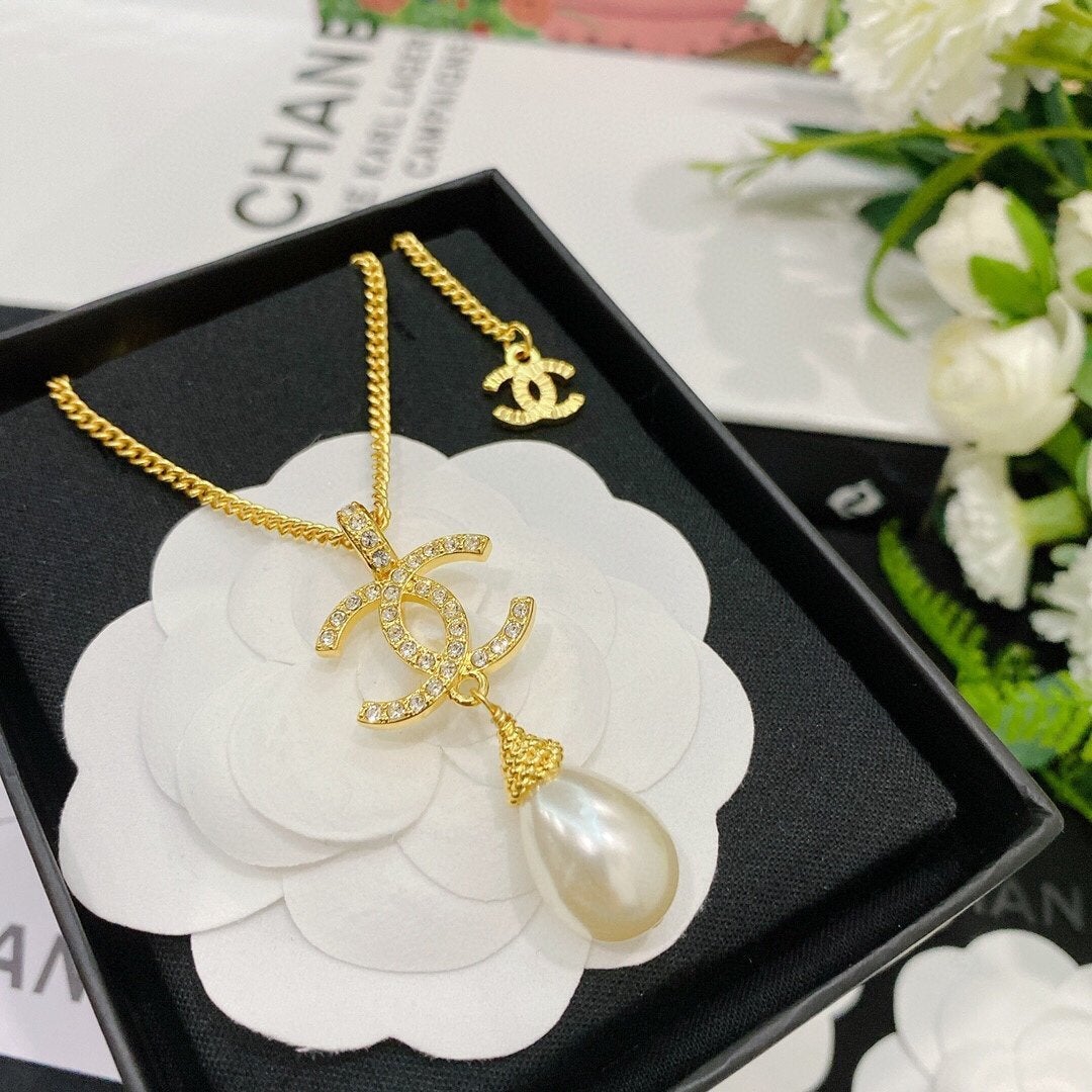 CHANEL Luxury Pearl Pendant Necklace