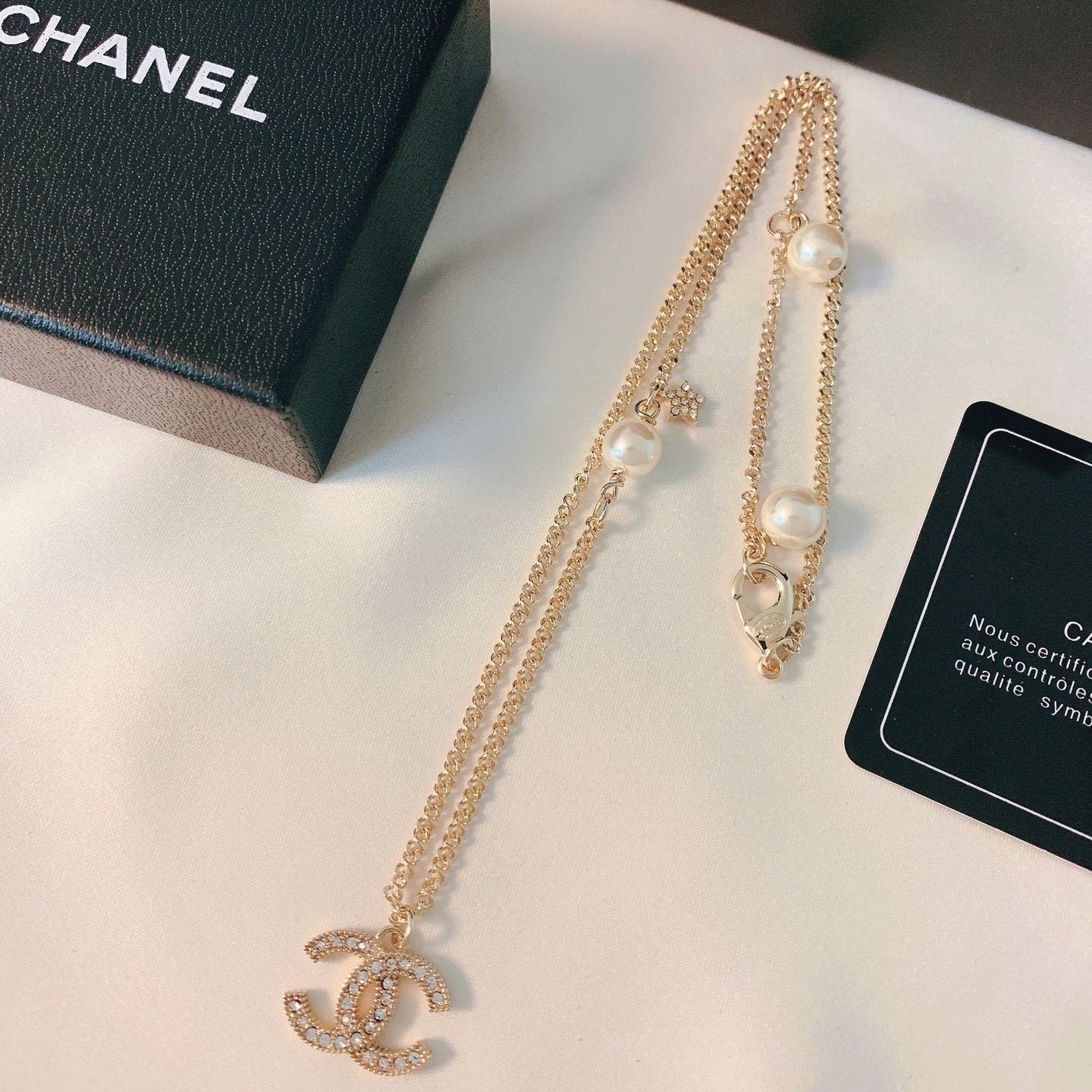 CHANEL New Hollow Rhinestone Pearl Necklace