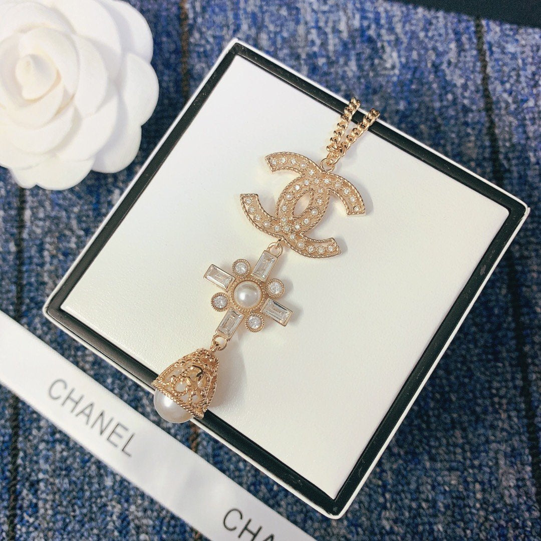 CHANEL Elegant Pearl Necklace