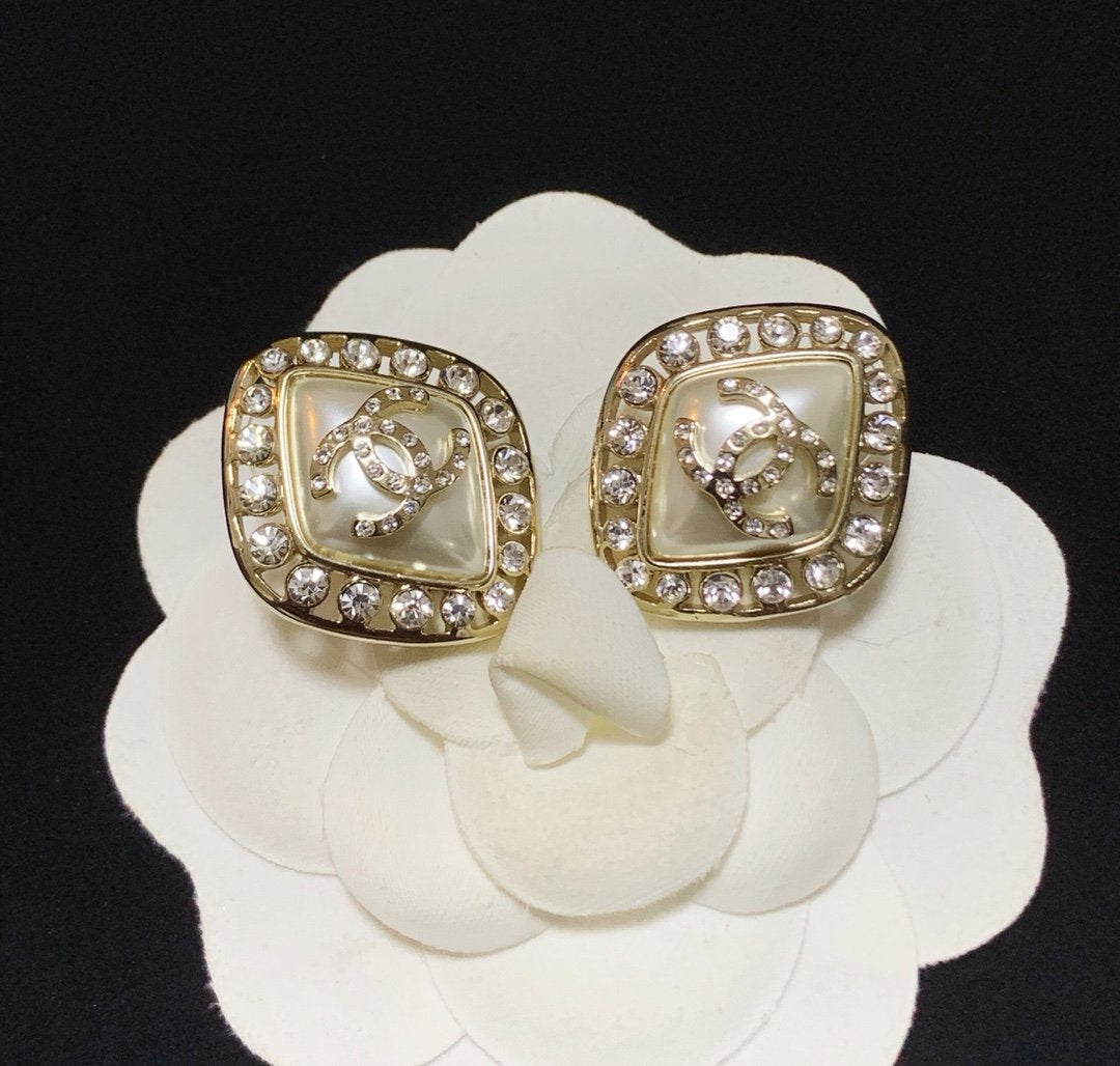 CHANEL Fashion Double C Diamond Pearl Earrings