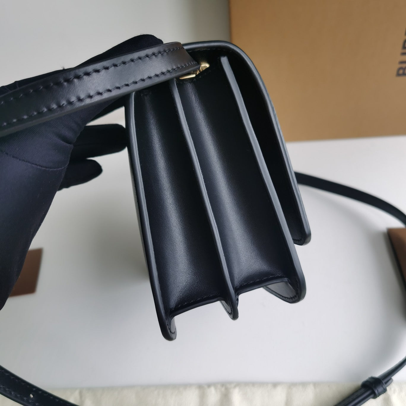 Exclusive logo leather locking bag