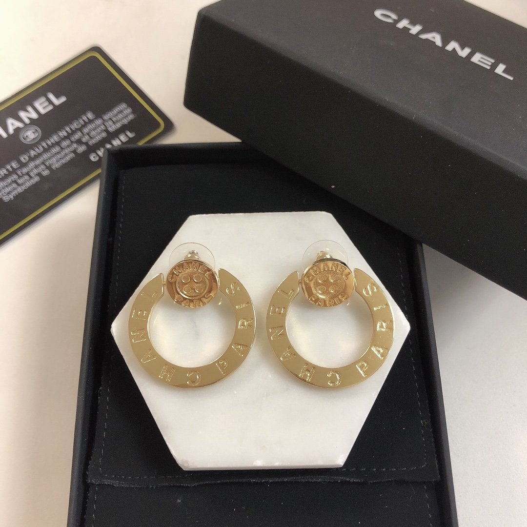 CHANEL Simple button letter pendant earrings