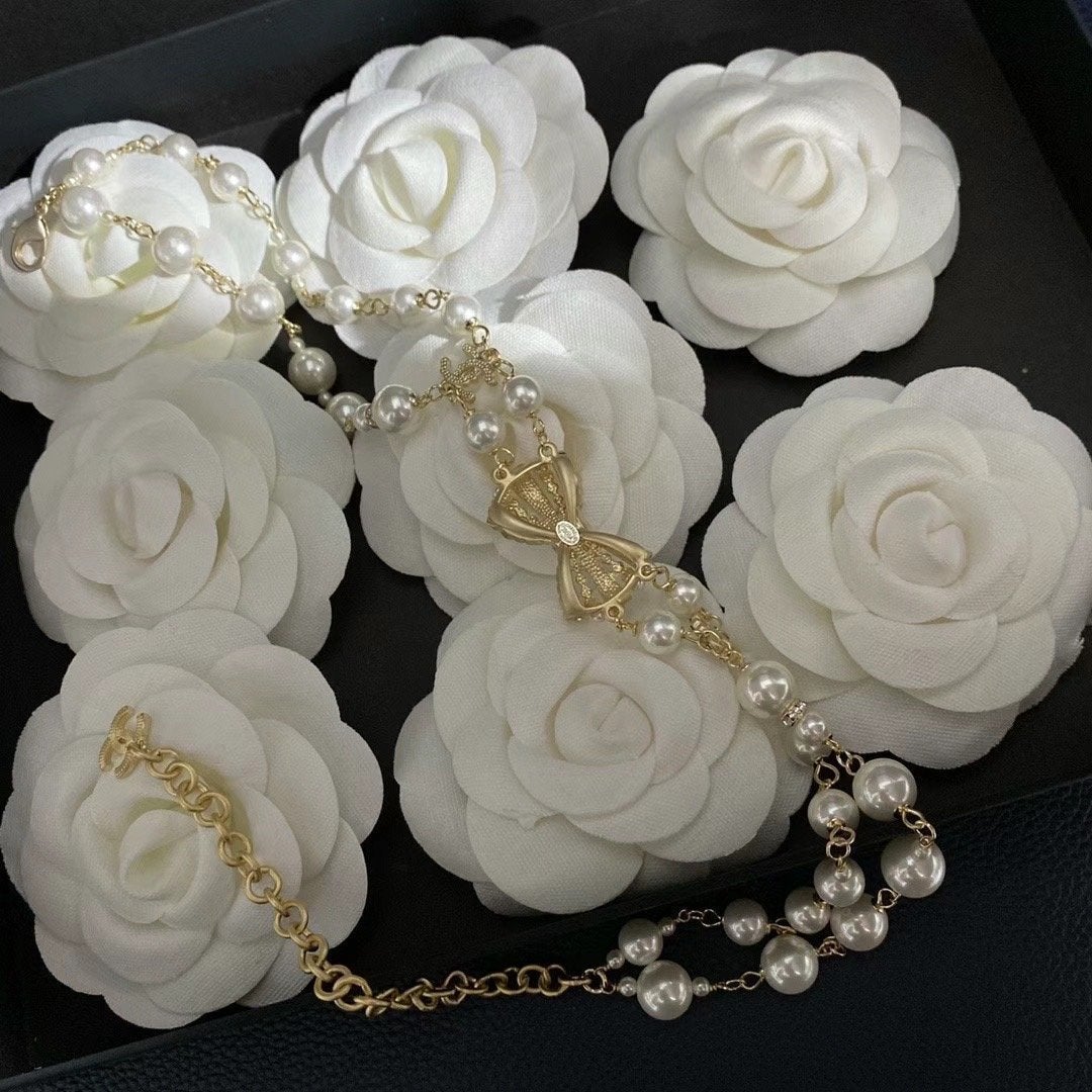 CHANEL Luxury Pearl Rhinestone Bow Necklace