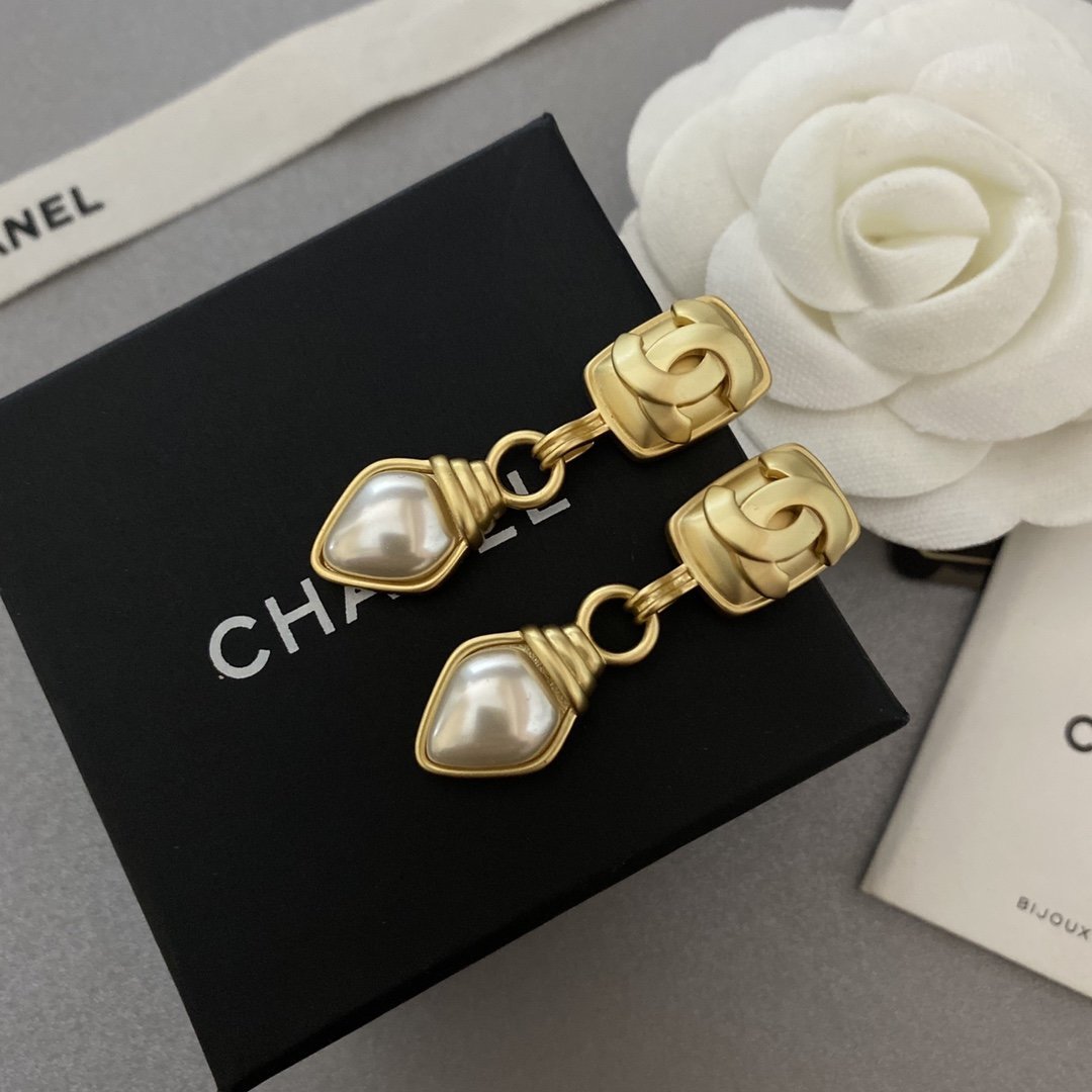 CHANEL Fashionable Simple Long Pendant Earrings