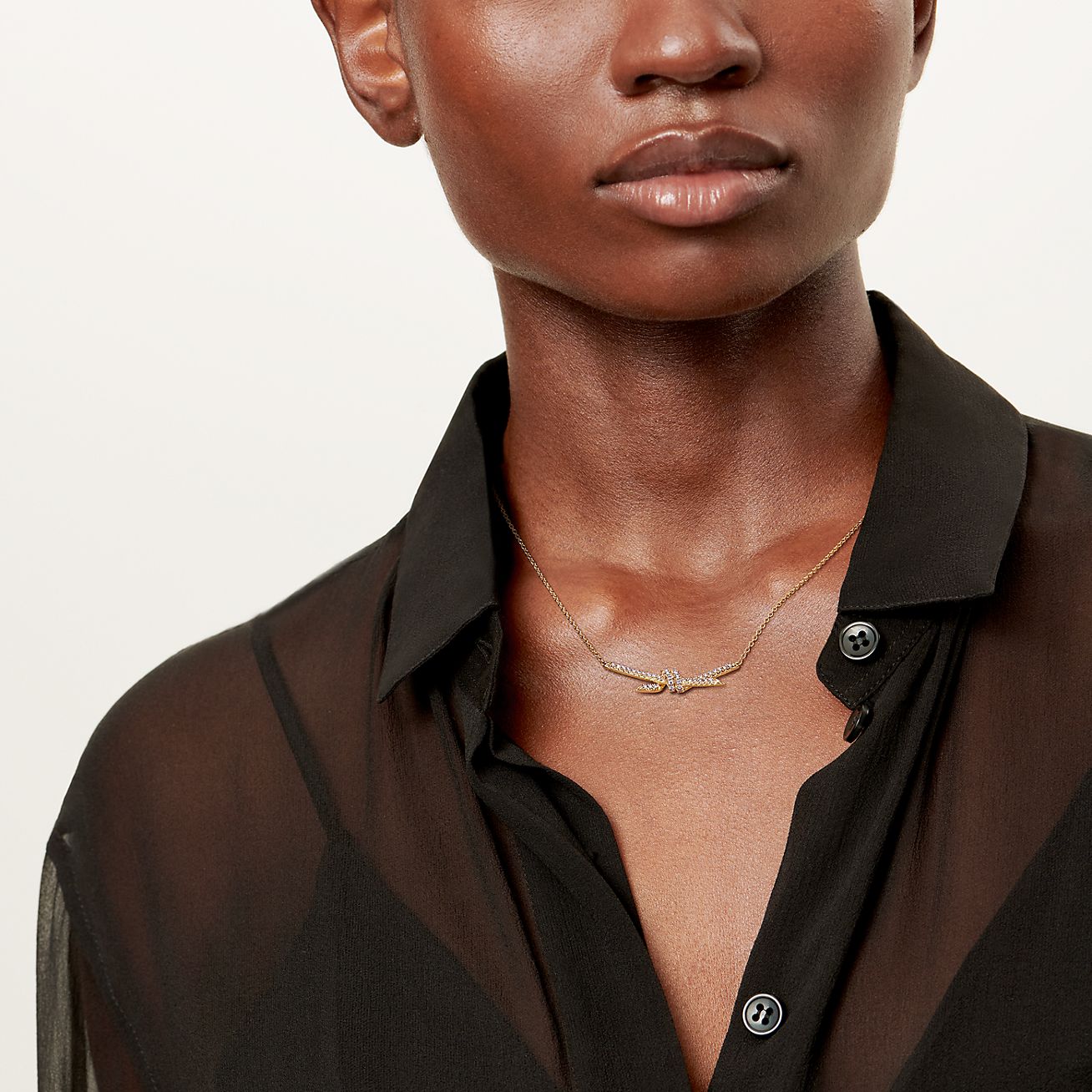 Knot Pendant in Yellow Gold with Diamonds