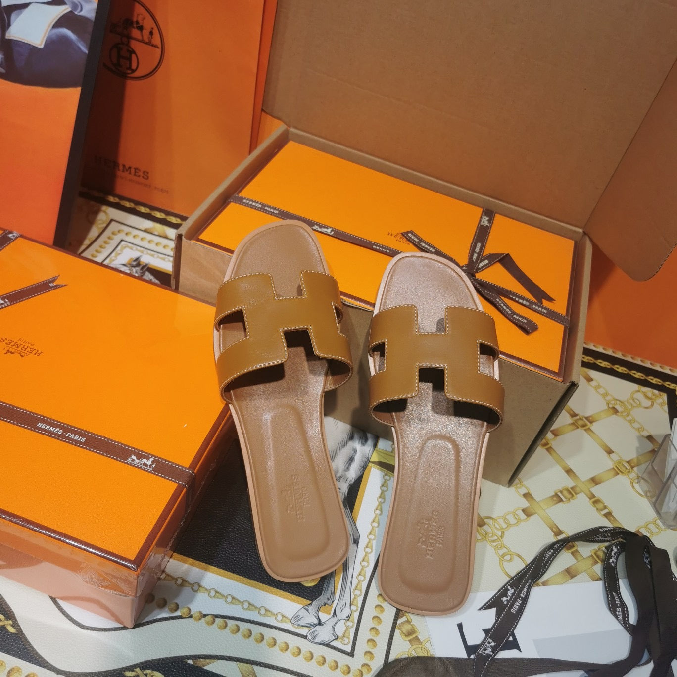 [TOP] HRMES Oran Sandals - Gold Piqures Ecrues - Hermes