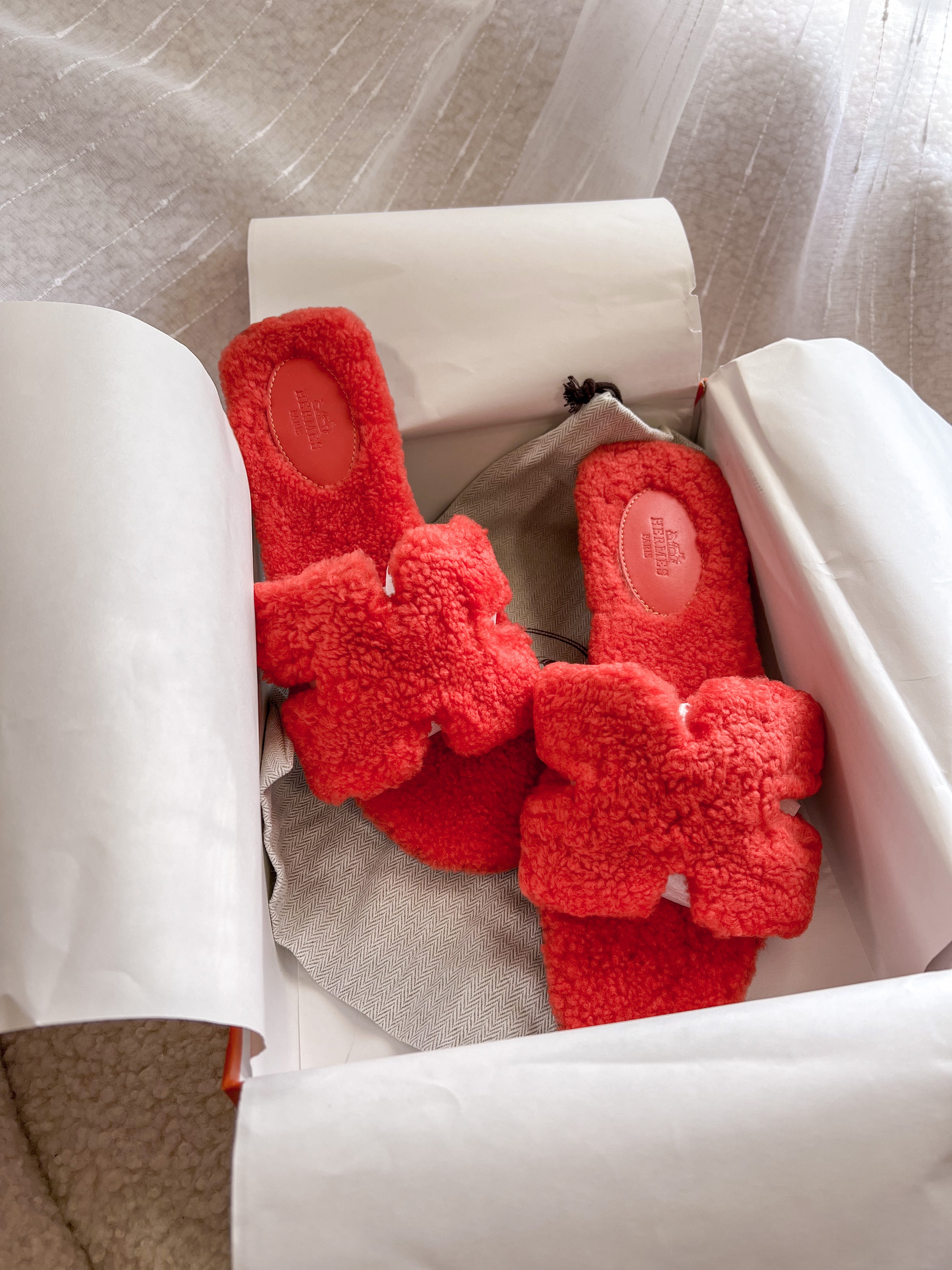 [TOP] HRMES Oran Shearling Sandals - Red - Hermes