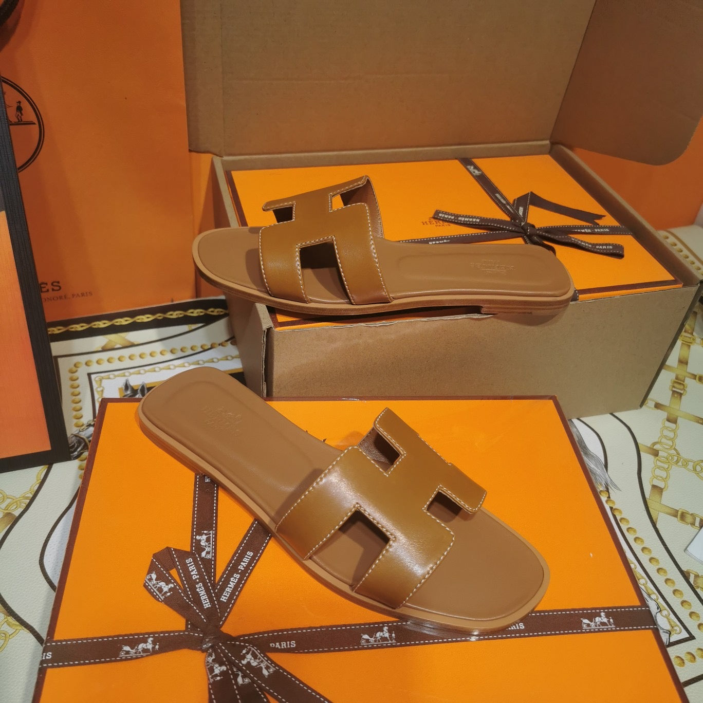 [TOP] HRMES Oran Sandals - Gold Piqures Ecrues - Hermes