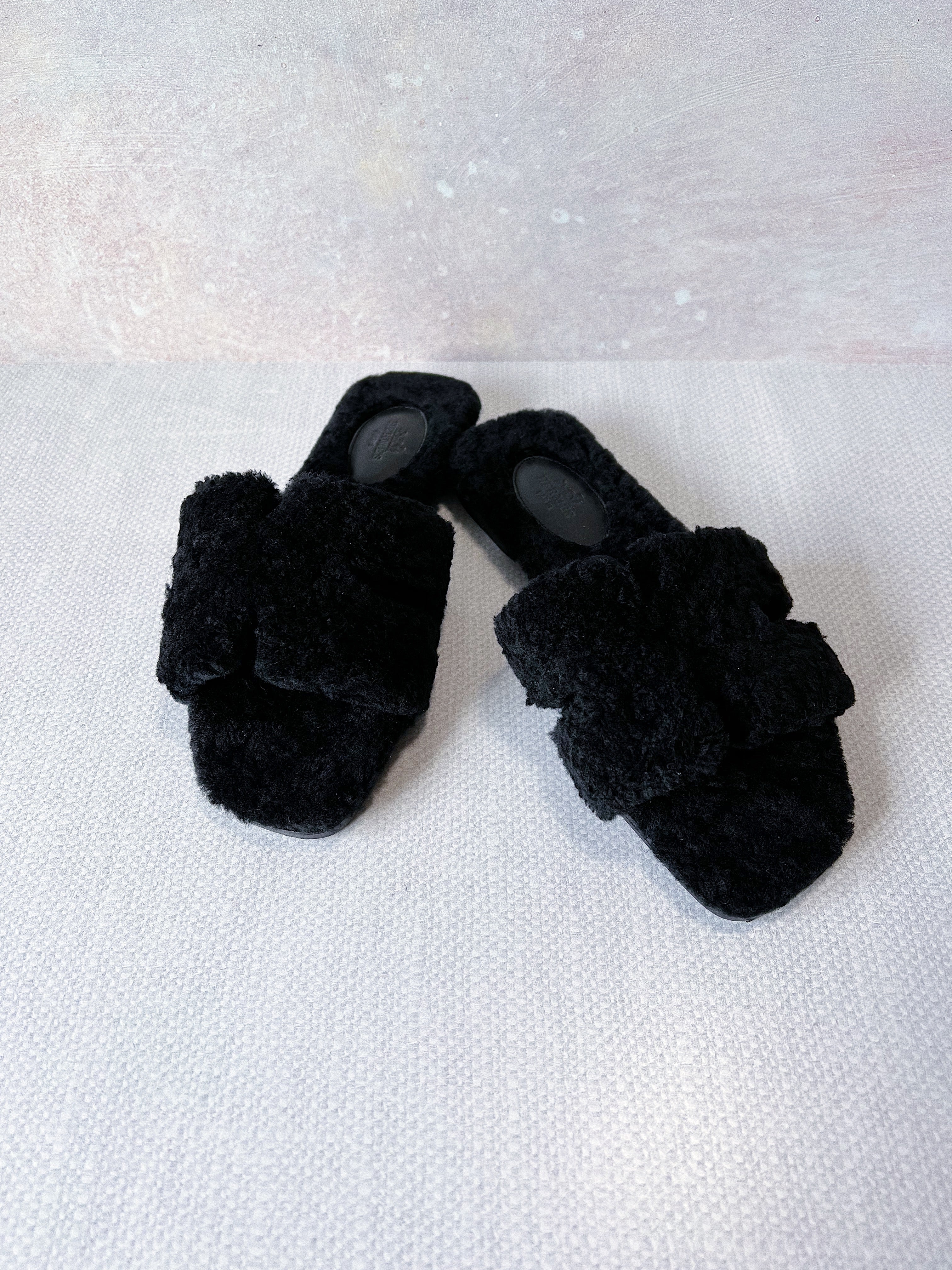 [TOP] HRMES Oran Open Toes Teddy Bear Sandals - Black - Hermes