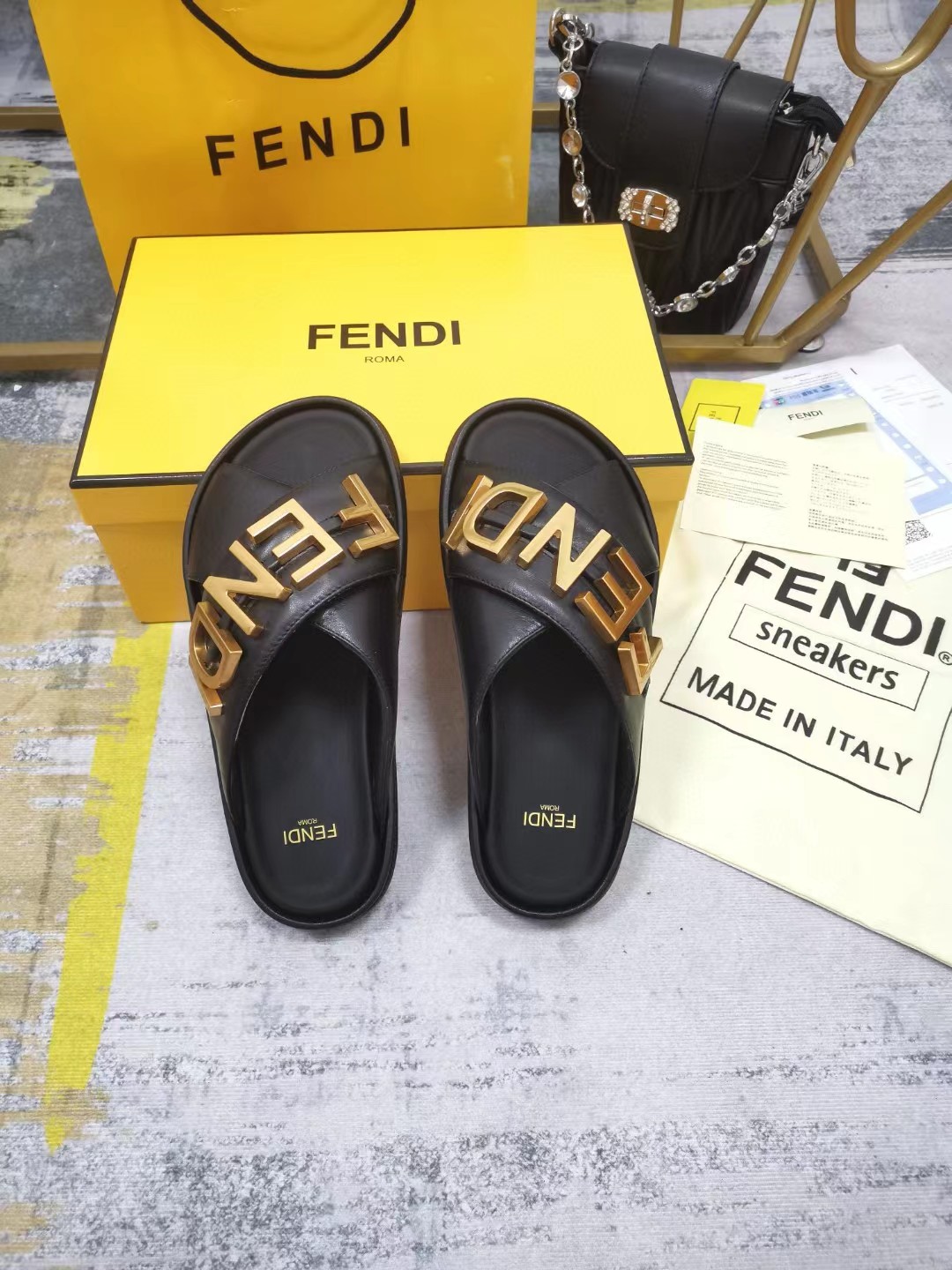 [TOP] FNDI Gold Logo sandals - Black - Fendi
