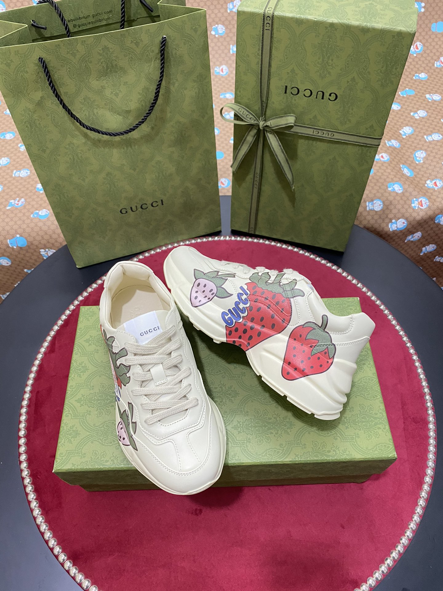 [TOP] GUCC! RHYTON WITH Strawberry PRINT SNEAKER - Gucci