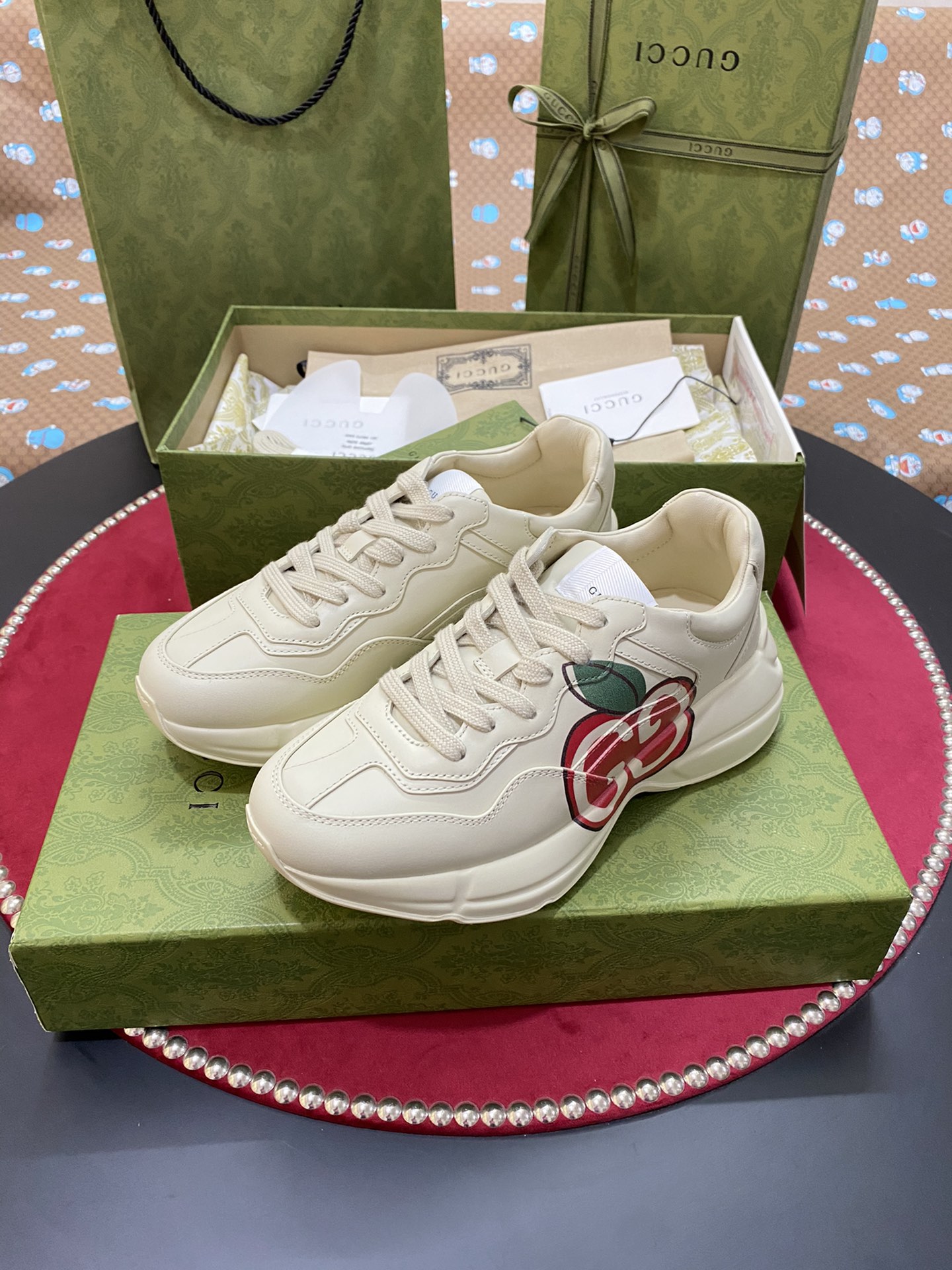[TOP] GUCC! RHYTON WITH APPLE PRINT SNEAKER - Gucci