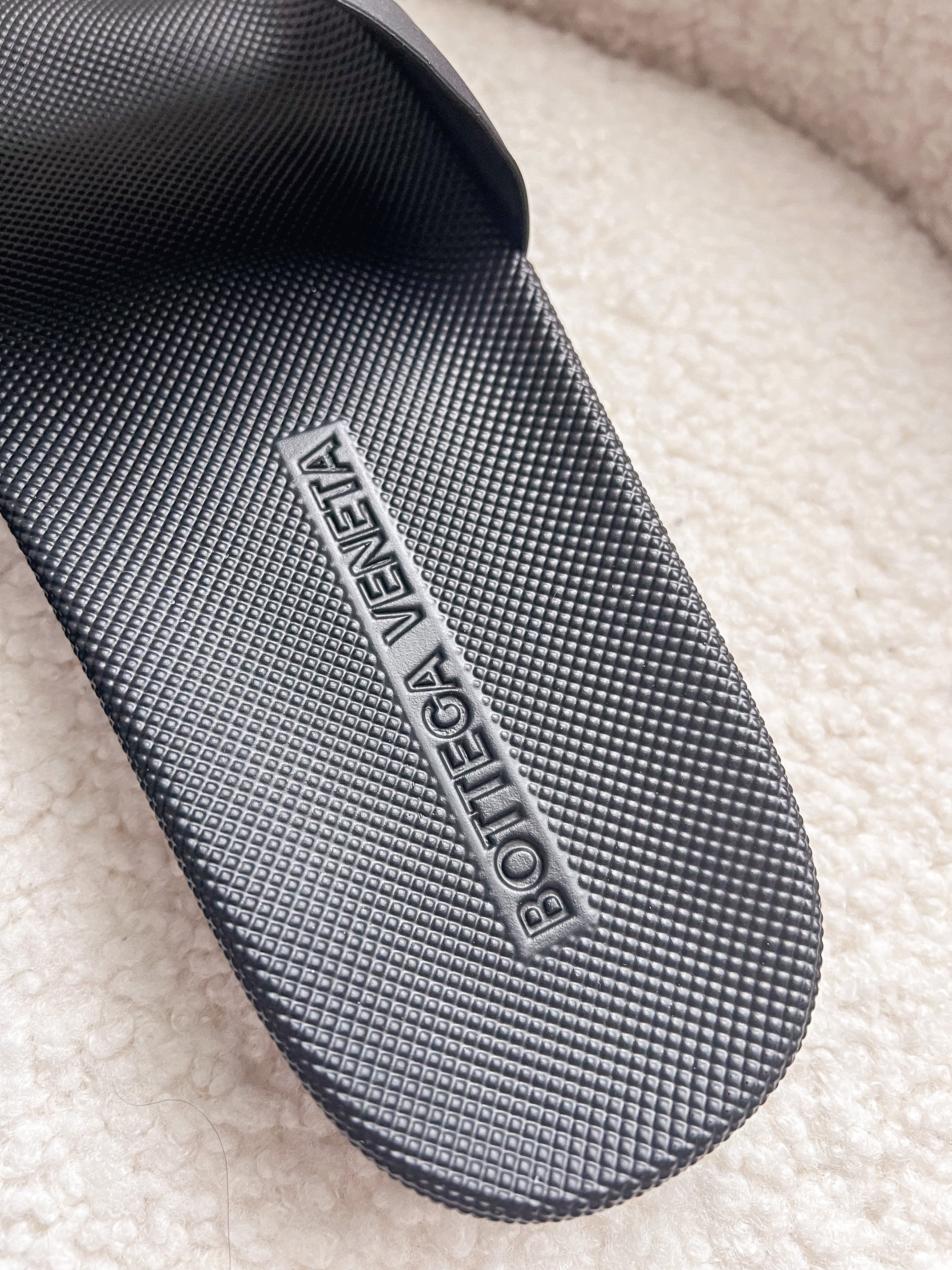 [TOP] B&V B*V Sliders Rubber Slides - Black - Bottega Veneta