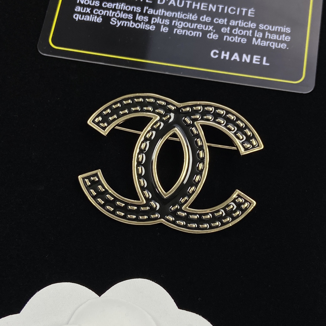 [TOP] CH@NEL Large Metal Logo Brooch - Black - Chanel