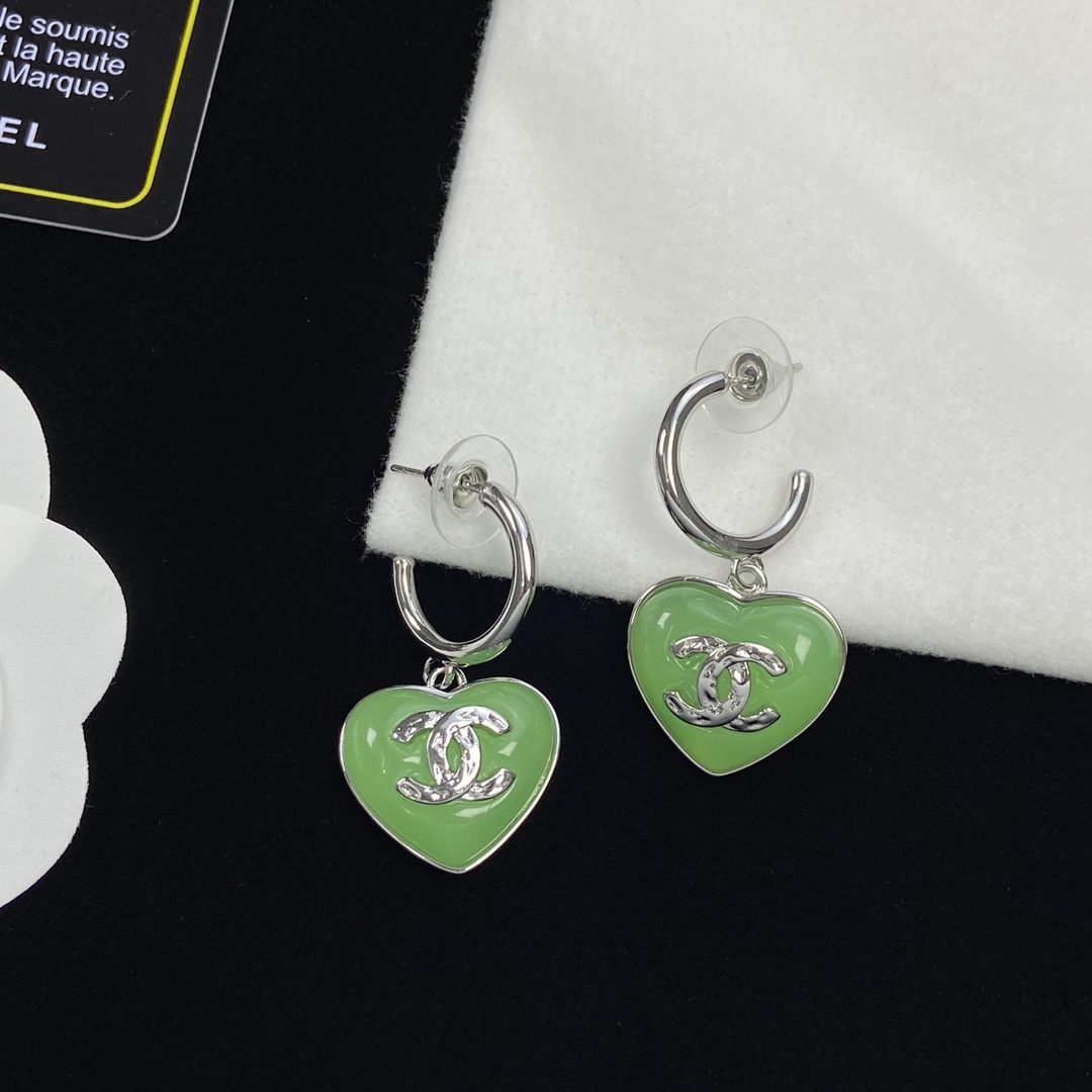 [Top] CH@NEL Metallic Green Heart Earrings - silver - Chanel