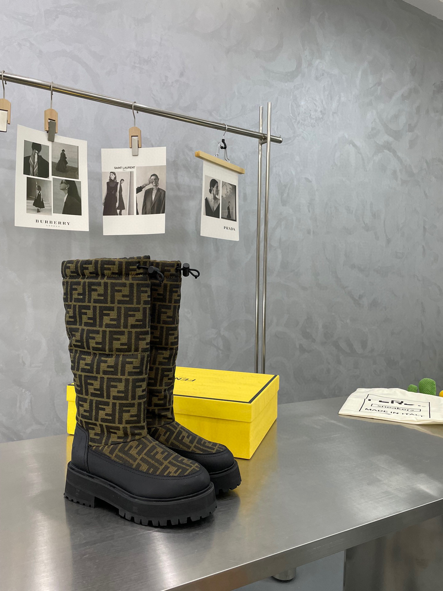 [TOP] FNDI Monogram Quilted Boots - Fendi