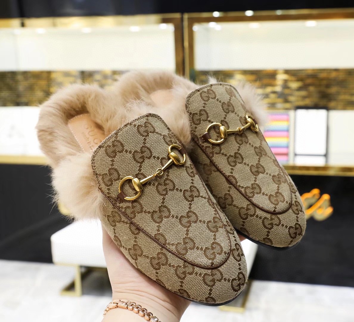 [TOP] GUCCI Canvas with Fur Slides - Beige - Gucci