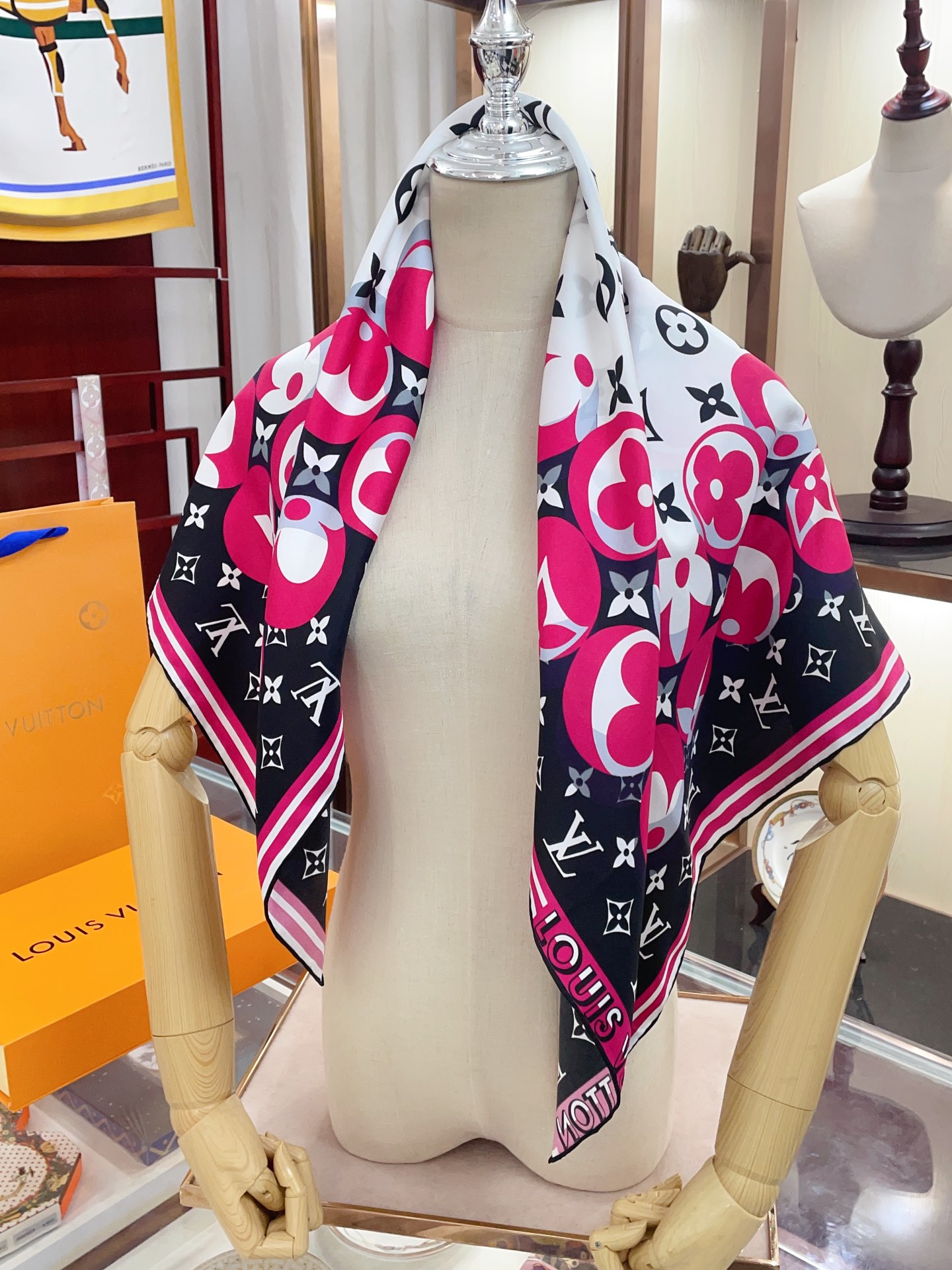 [TOP] L&V Silk Square Scarf - 2 Color - LV Louis Vuitton