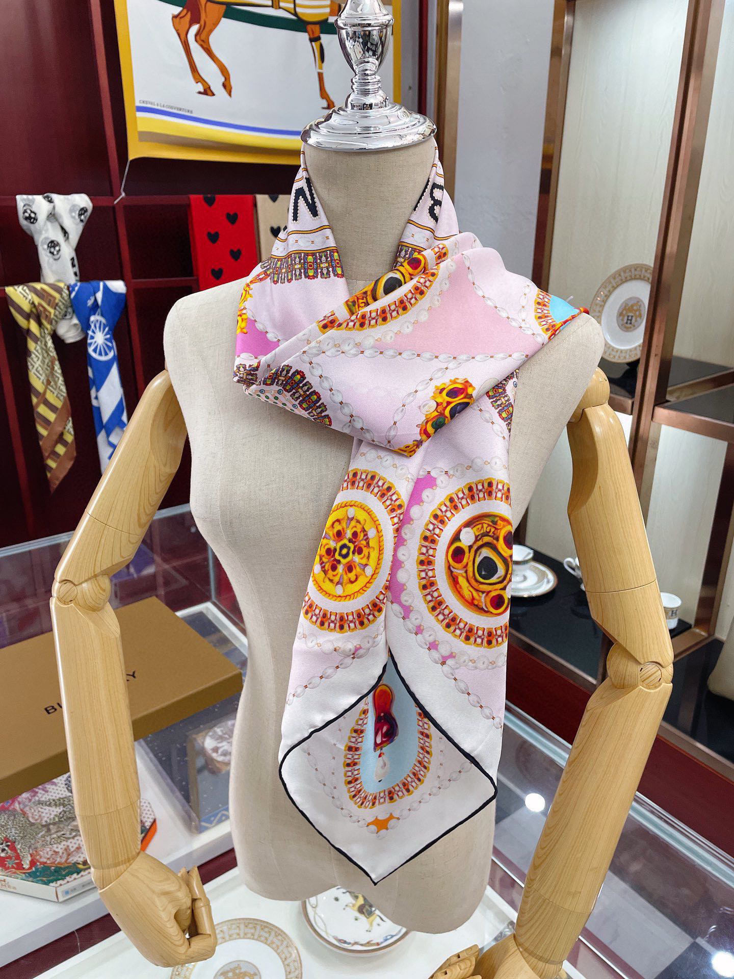 [TOP] BURBRRY Jewellery Case Silk Scarf 90cm Square - Black/Blue/Pink - Burberry