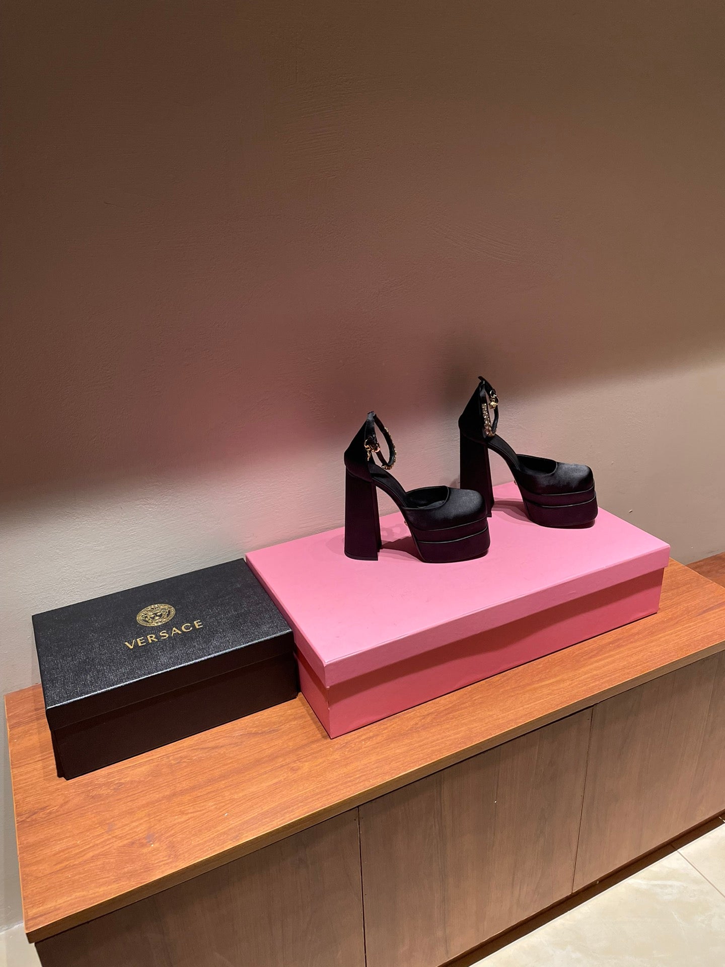 [TOP] Vrsace V*rsace Platform High Heels in Silk - Black