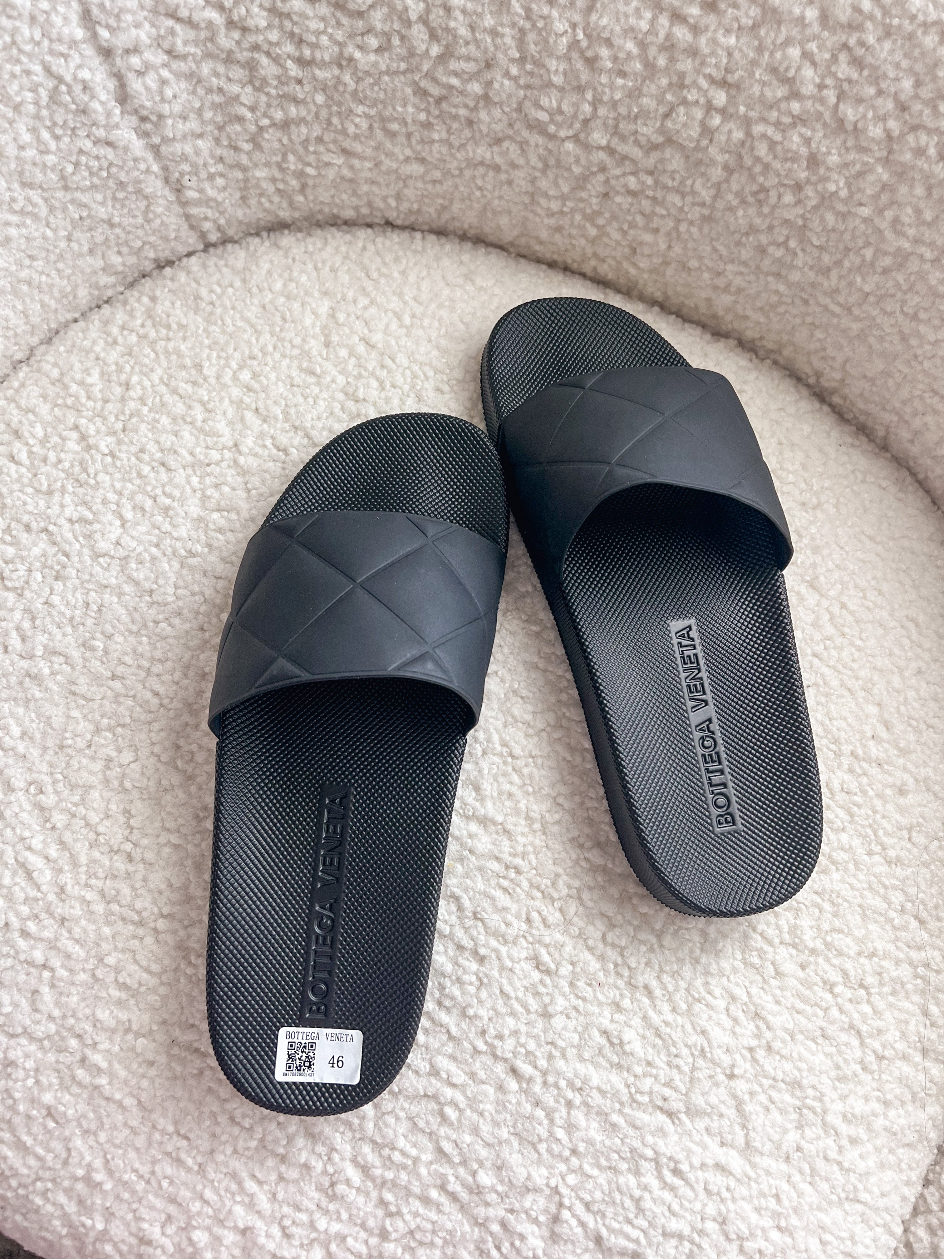 [TOP] B&V B*V Sliders Rubber Slides - Black - Bottega Veneta