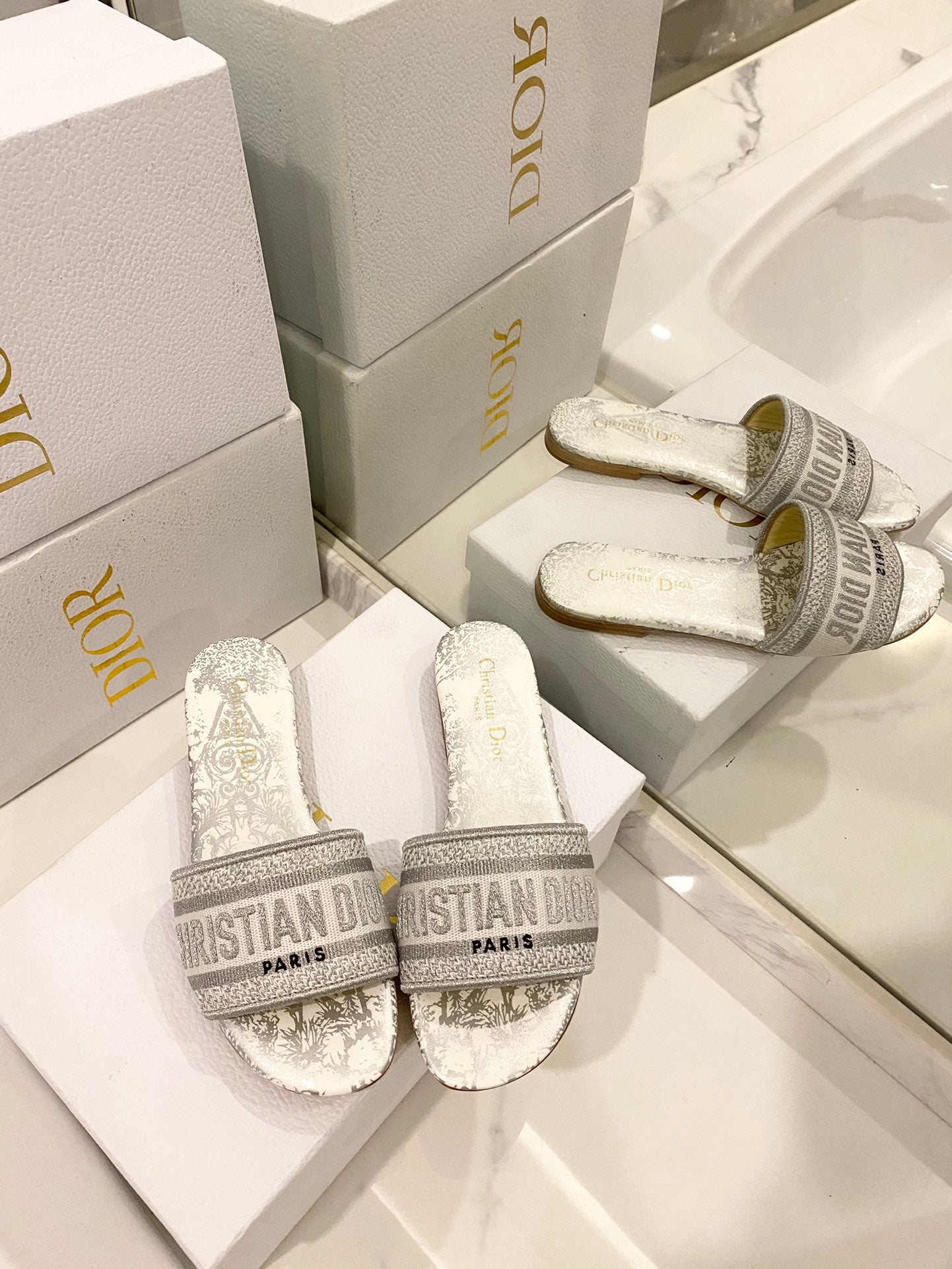 [TOP] D!or Around the World Stella Embroidered Slides - 5 Colours - Christian Dior