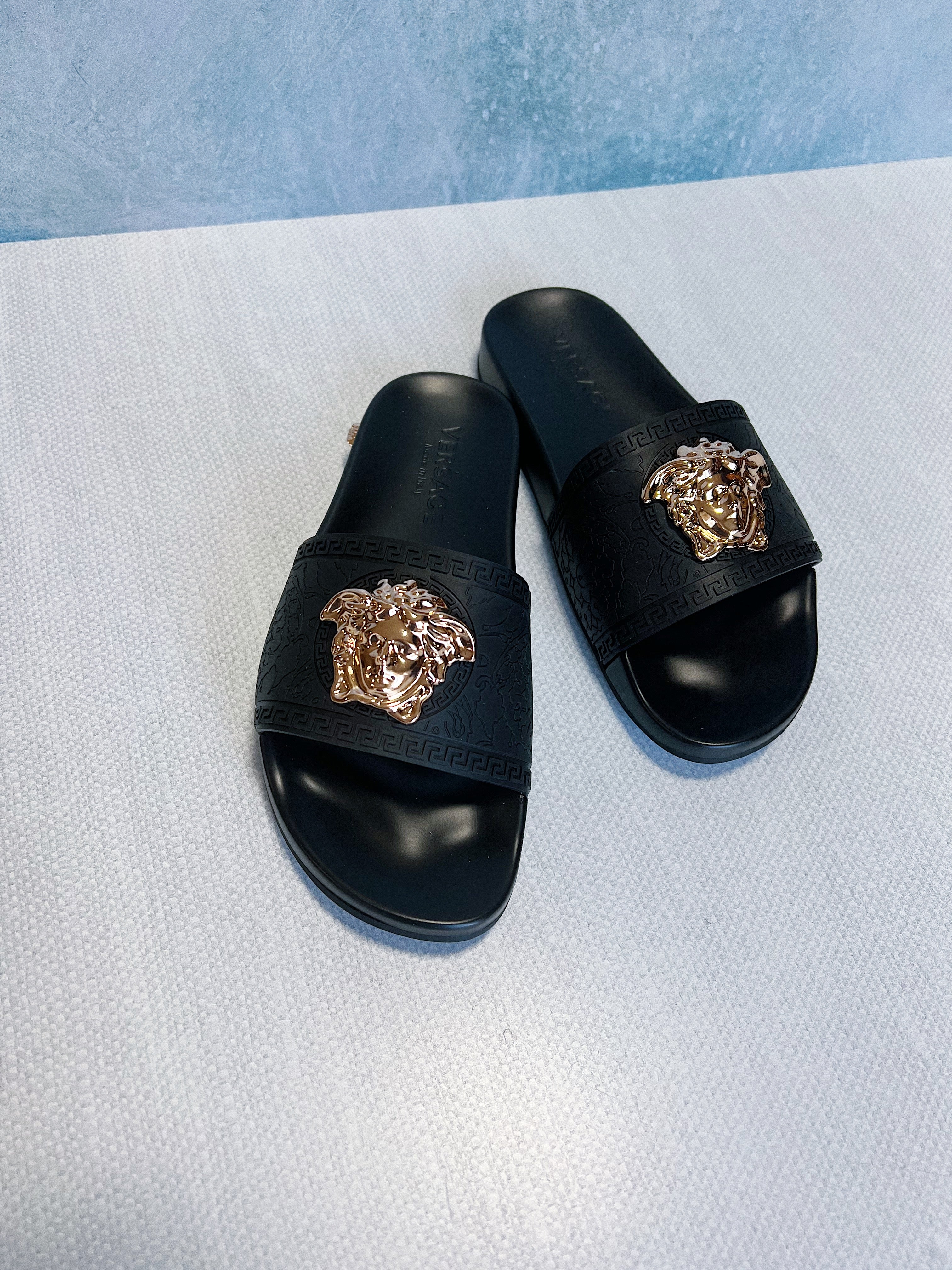 [TOP] Vrsace Medusa Rubber Slides - Black