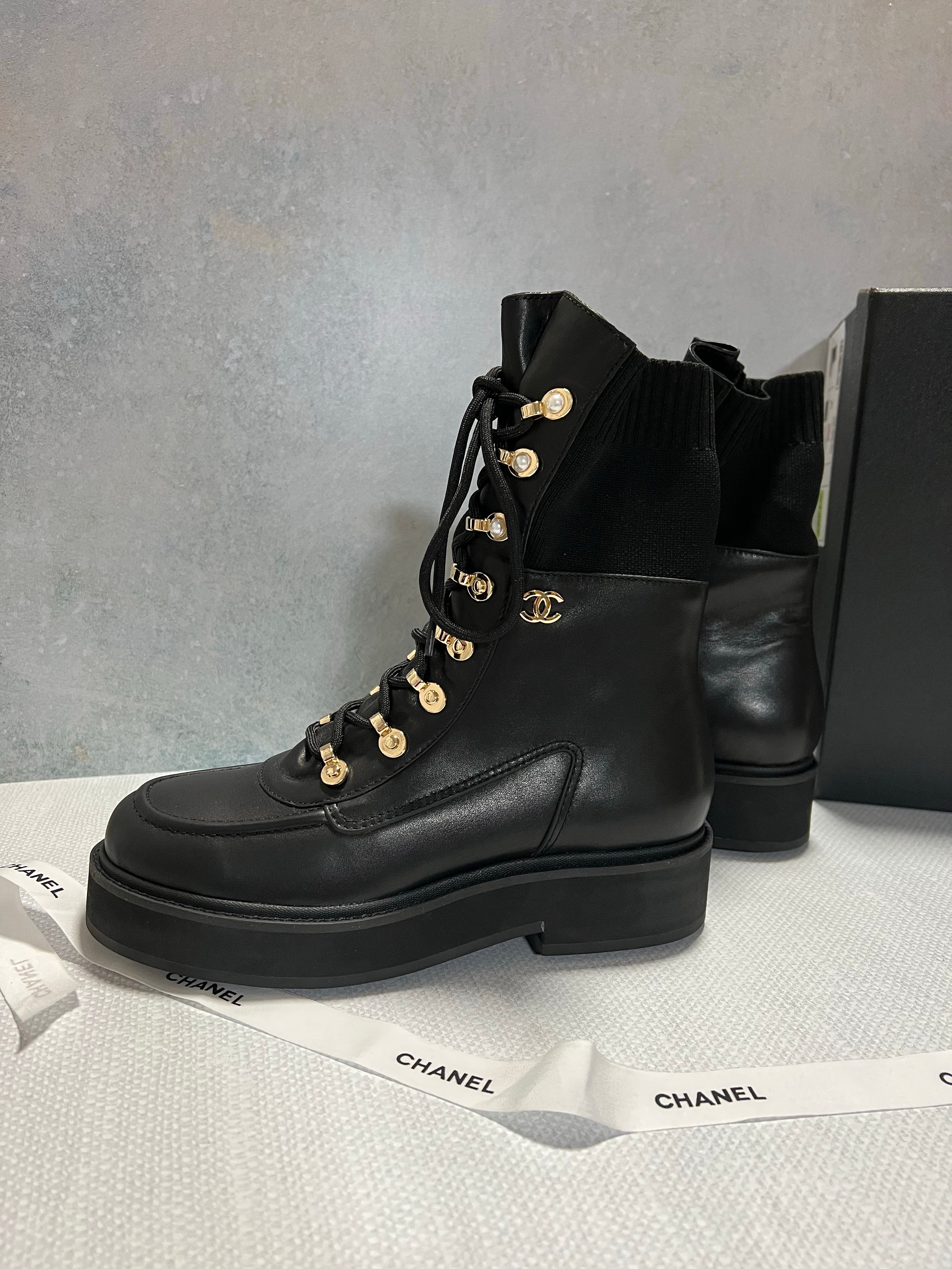 [TOP] CH@NEL Icon Plain Toe Round Lace Up Casual Boots - Black - Chanel