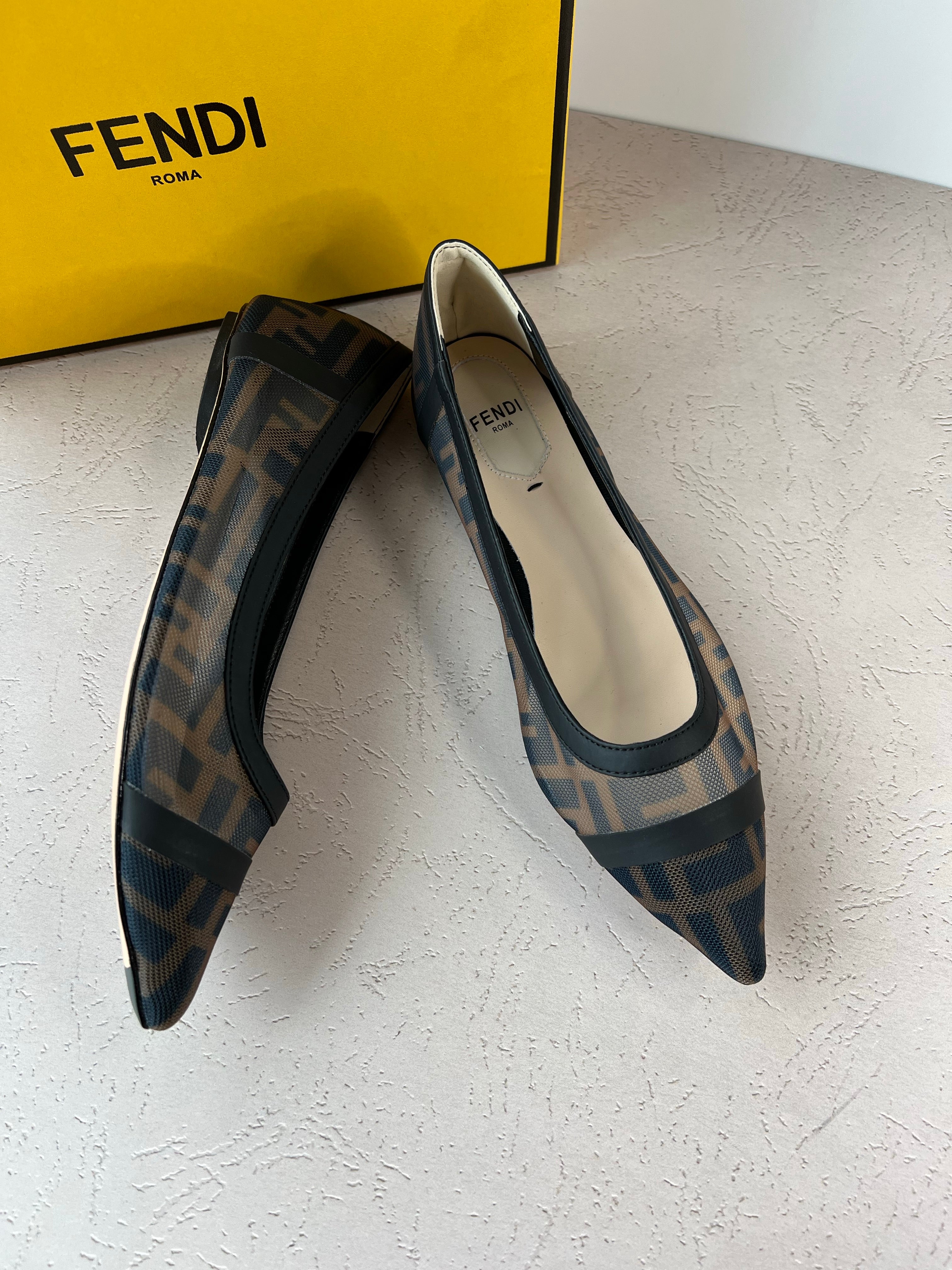 [TOP] FNDI Fndi Colibri Mesh Pointy Toes Flat Sandals - Fendi