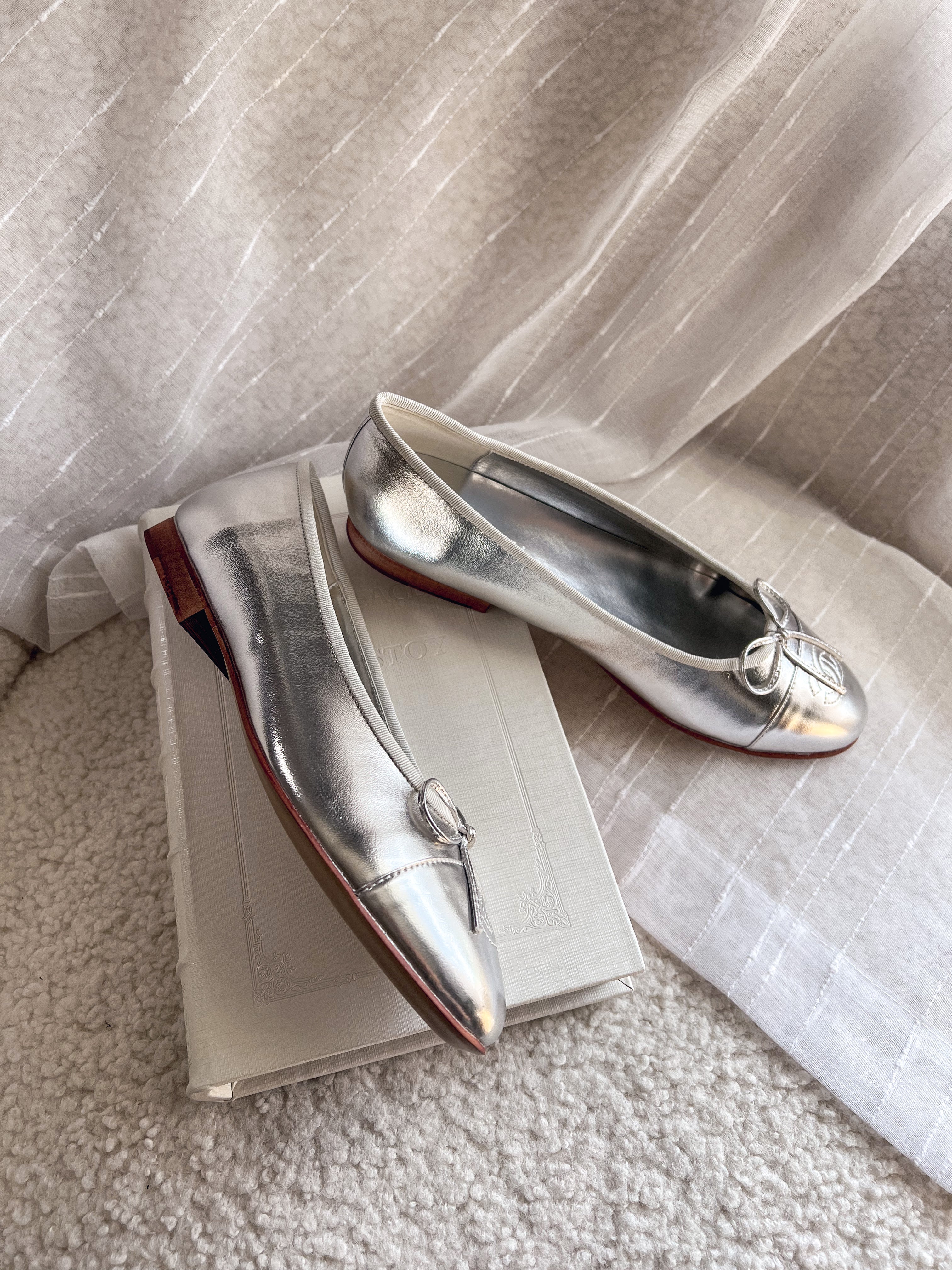 [TOP] CH@NEL Flat Ballerina Cap Toes Bow - Metallic Silver - Chanel