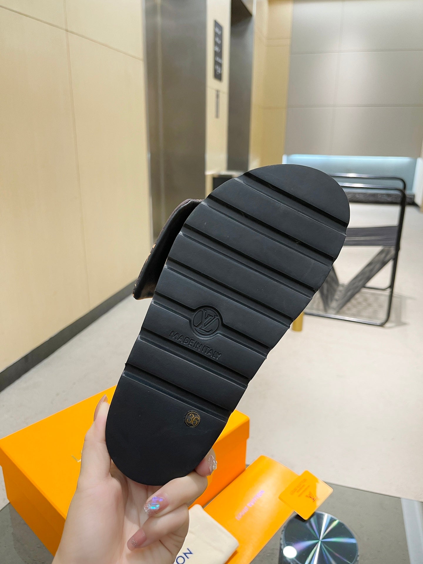 [TOP] L&V L*V Pool Pillow Flat Comfort Mule - Cacao - LV Louis Vuitton