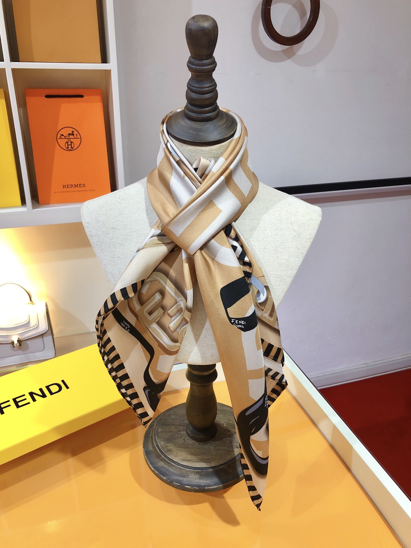 [TOP] FNDI Fendi O'LockSilk Square Scarf - Fendi