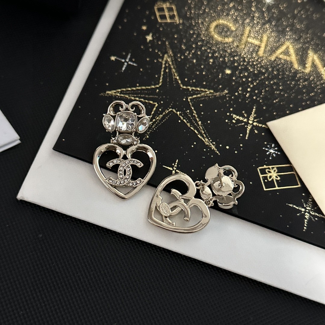 [TOP] CH@NEL Double C Heart Earrings - Silver - Chanel
