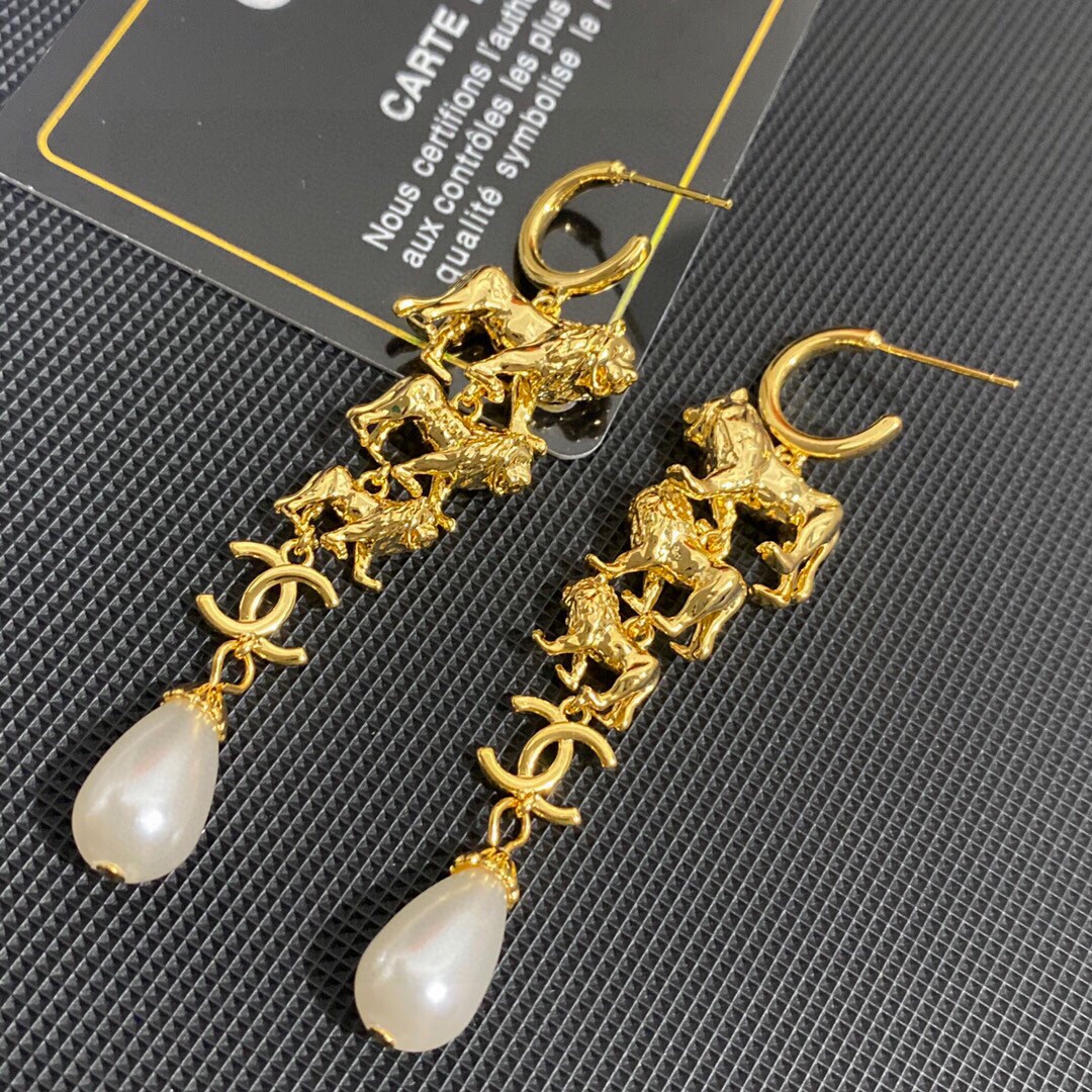 [TOP] CH@NEL Double C Lion Pearl Stud Earrings - Gold - Chanel